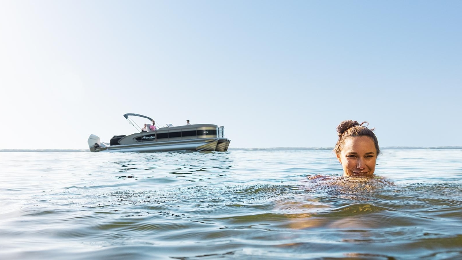 Femme nageant près de son bateau ponton