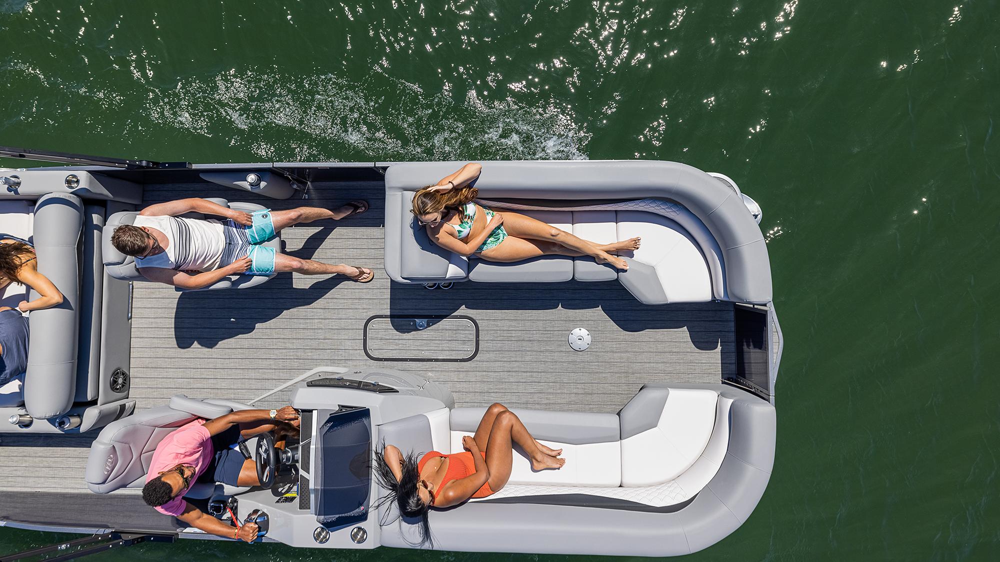 Bird eye view of a Manitou Pontoon floorplan