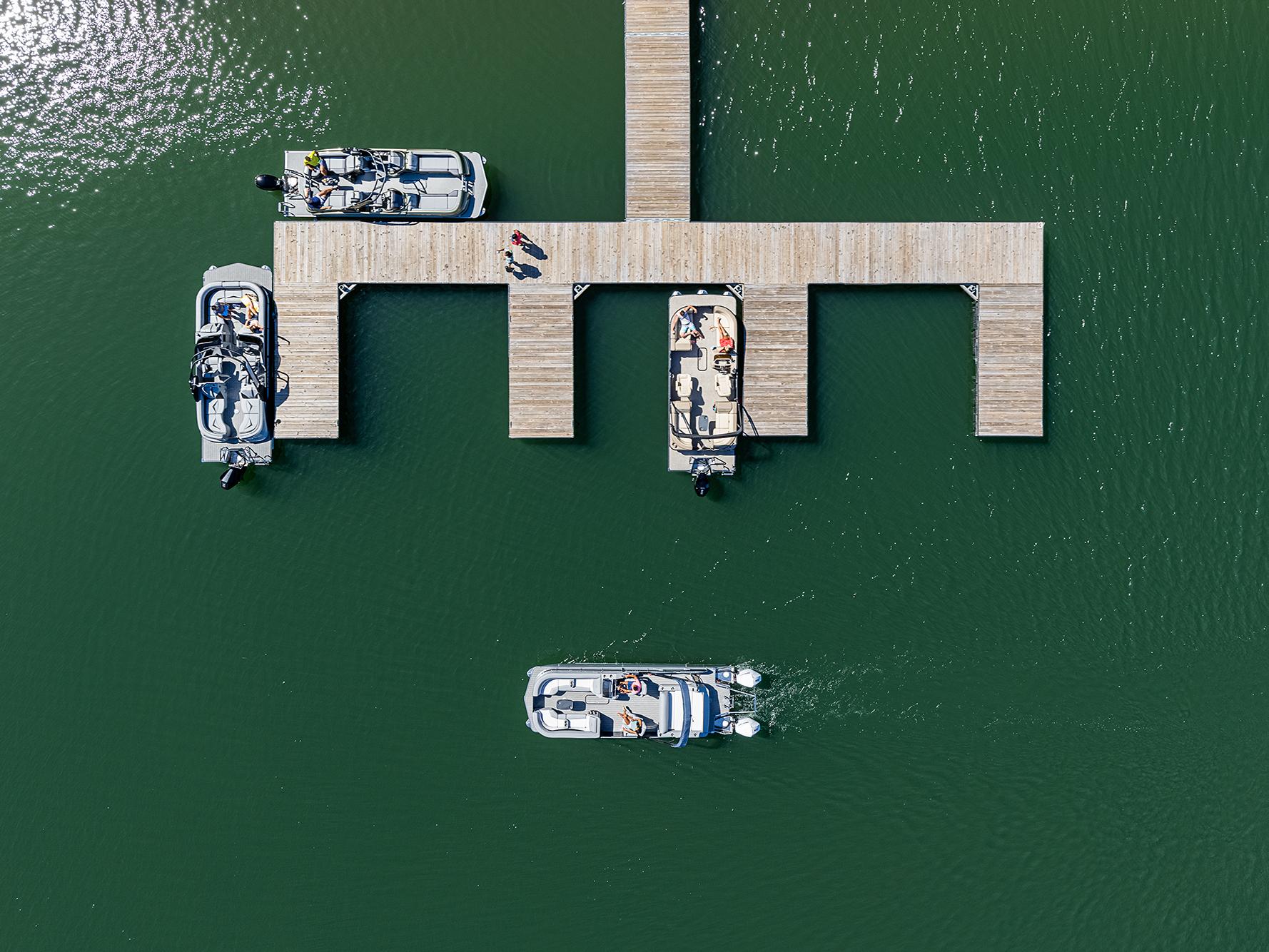 Bateaux pontons accostant sur un lac