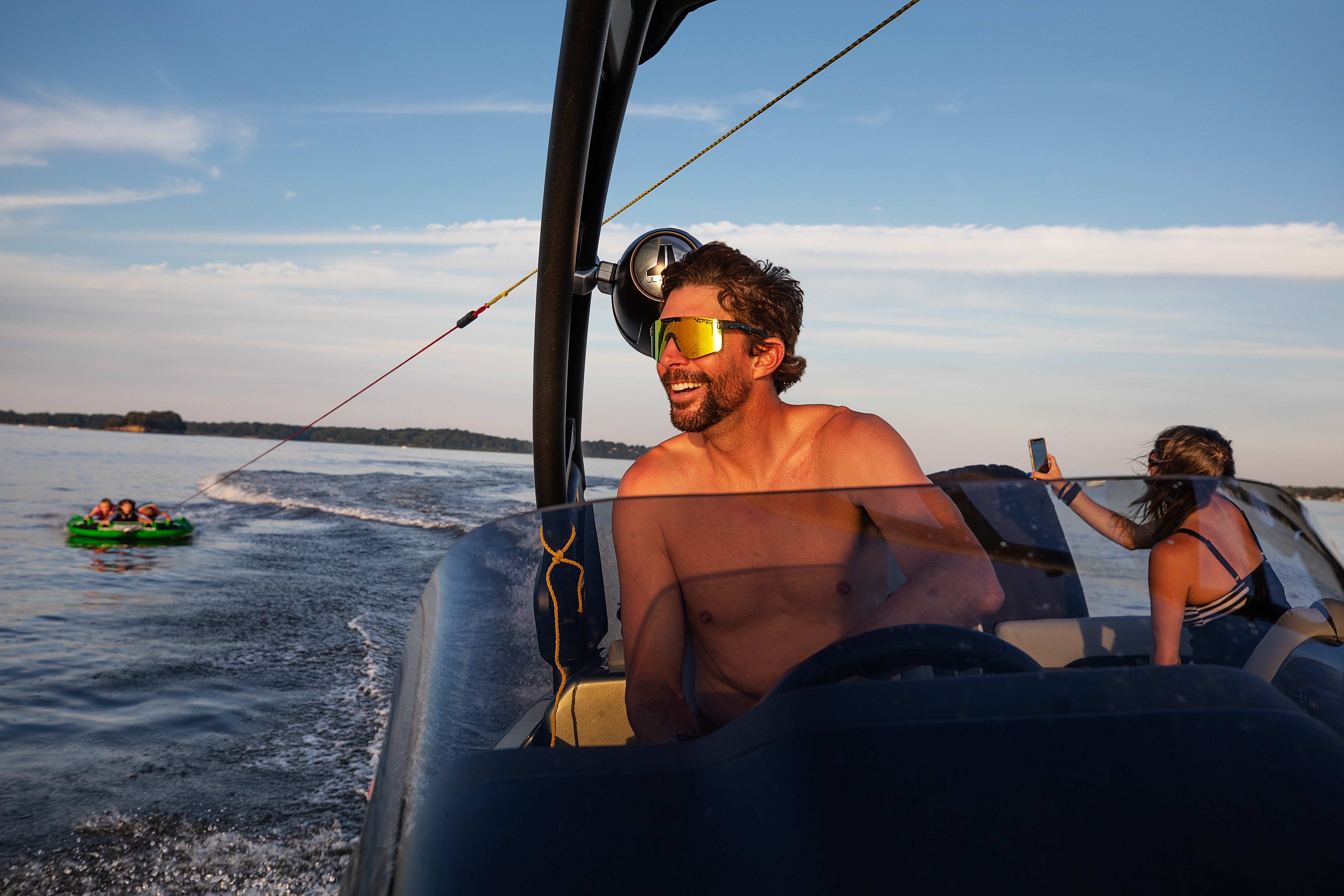 Travis Pastrana faisant des bouées tractables avec un bateau ponton Manitou
