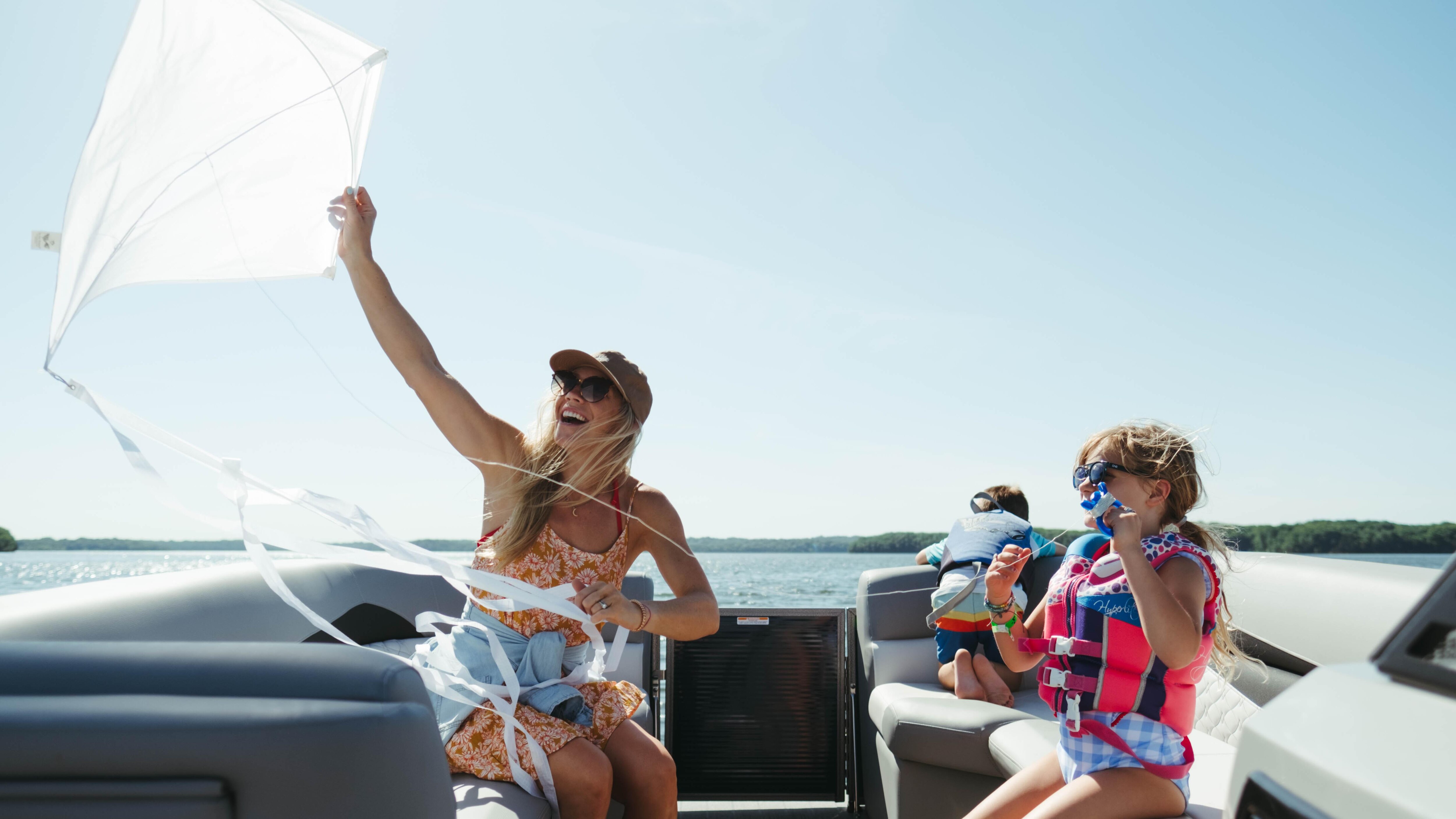 Family enjoying a good moment on a Manitou ENCORE pontoon boat
