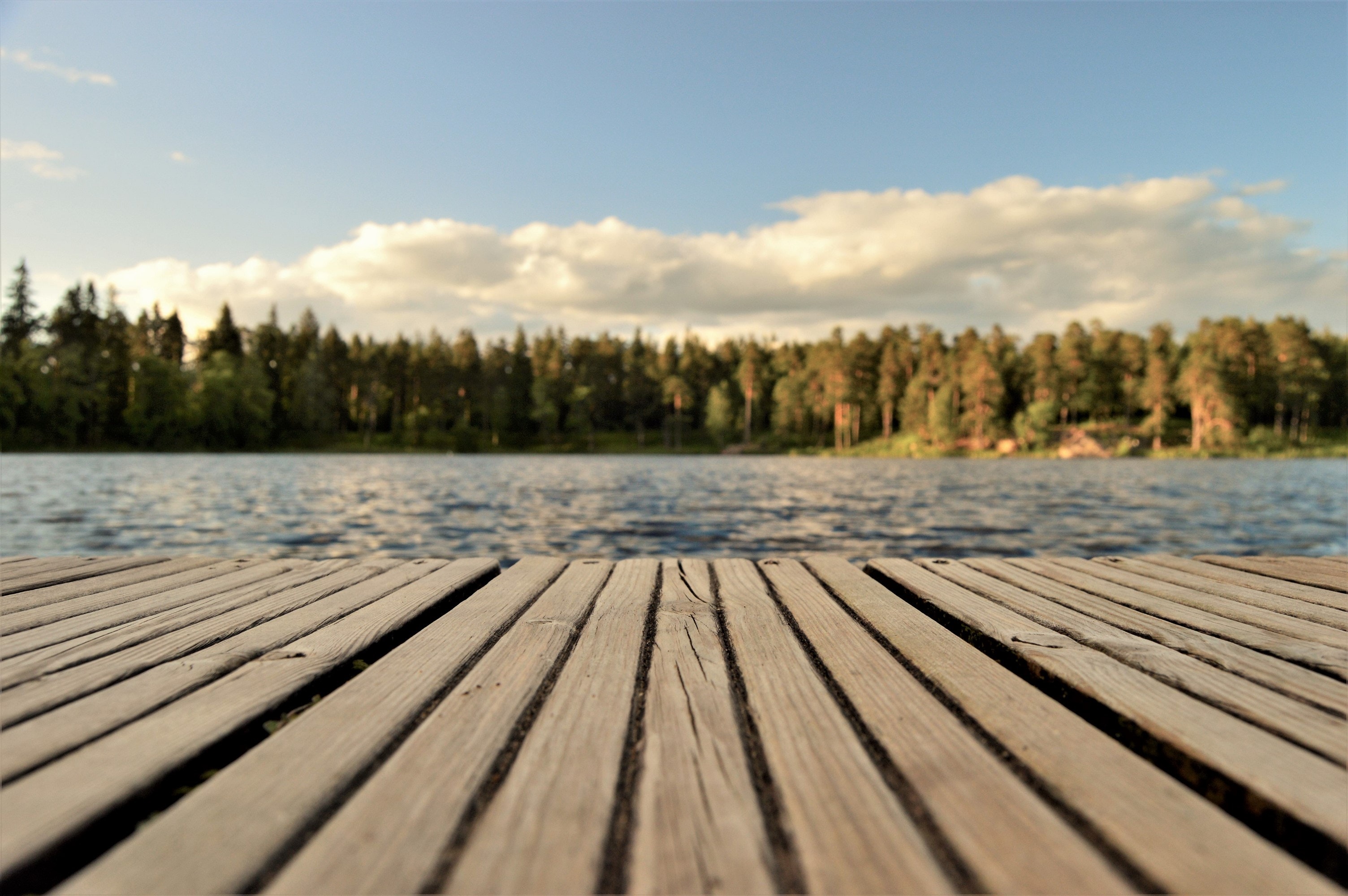 Quai pittoresque sur un lac