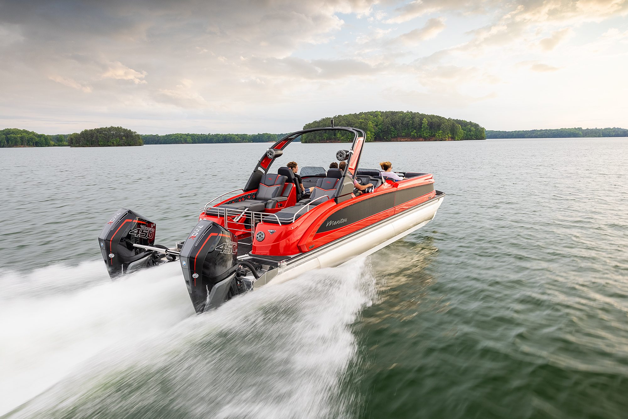 Bateau ponton Manitou XT avec SHP à toute vitesse