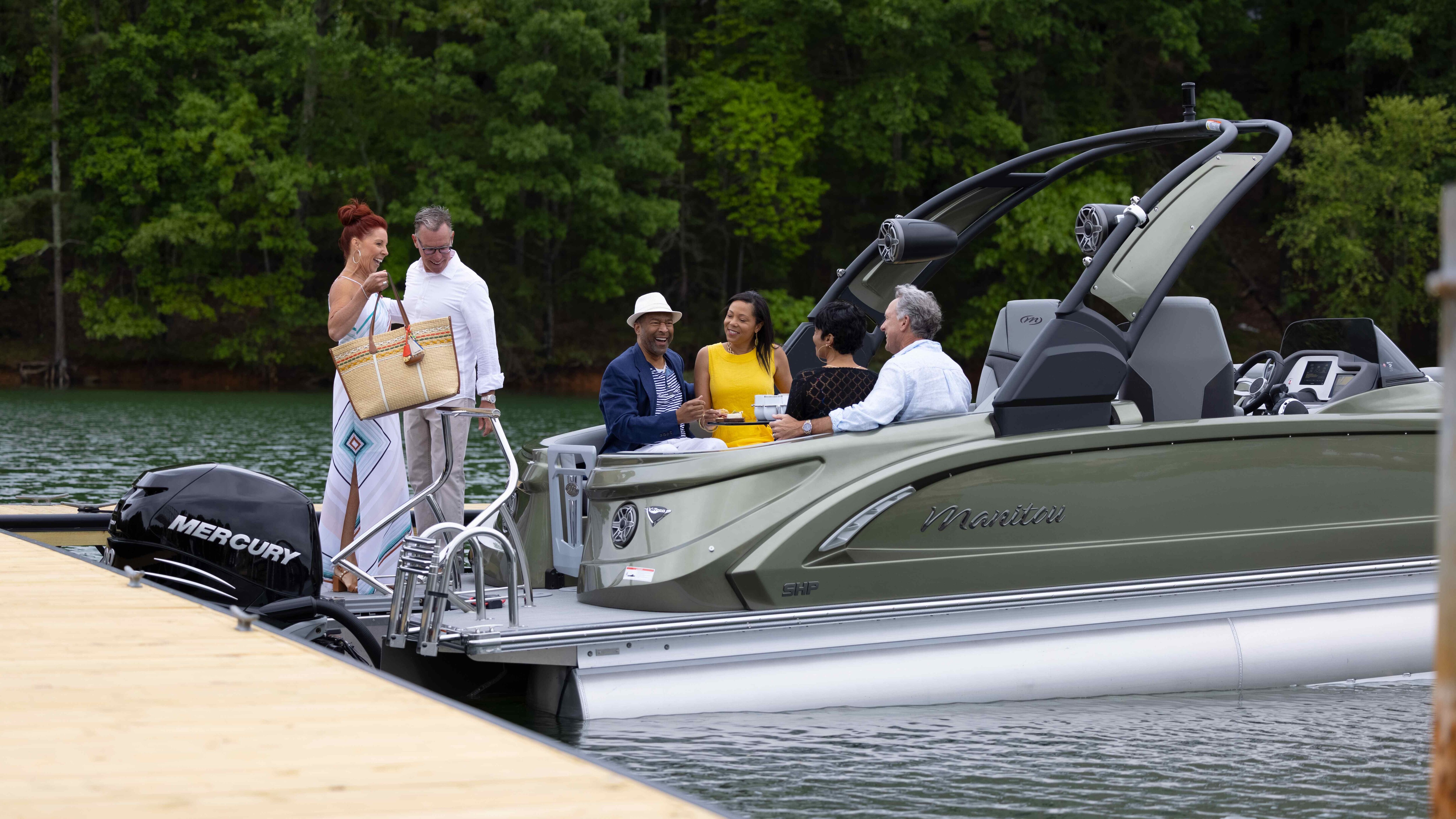 Couple embarquant sur le ponton Manitou vert