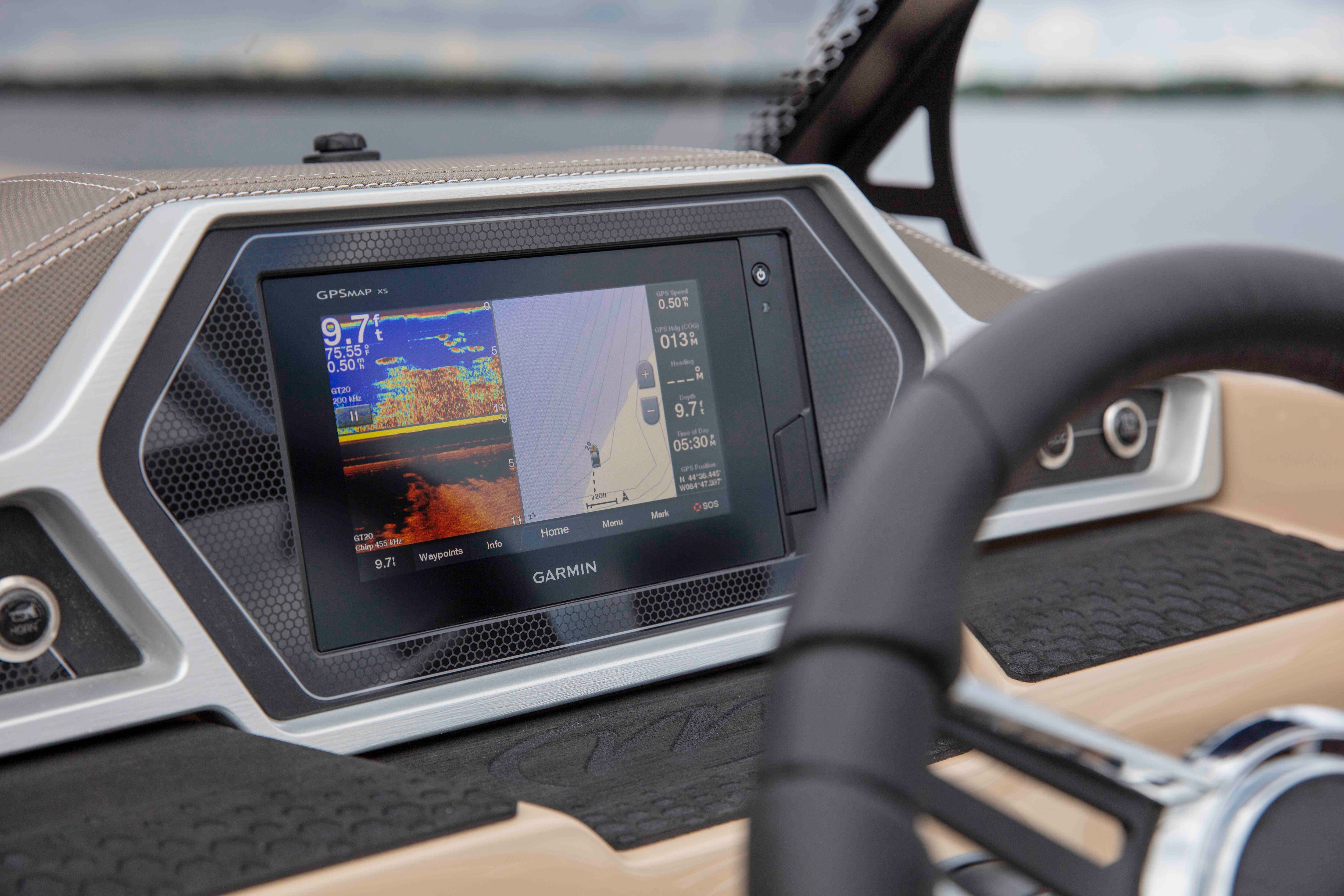 Affichage Garmin sur un bateau ponton Manitou Encore Pro Angler