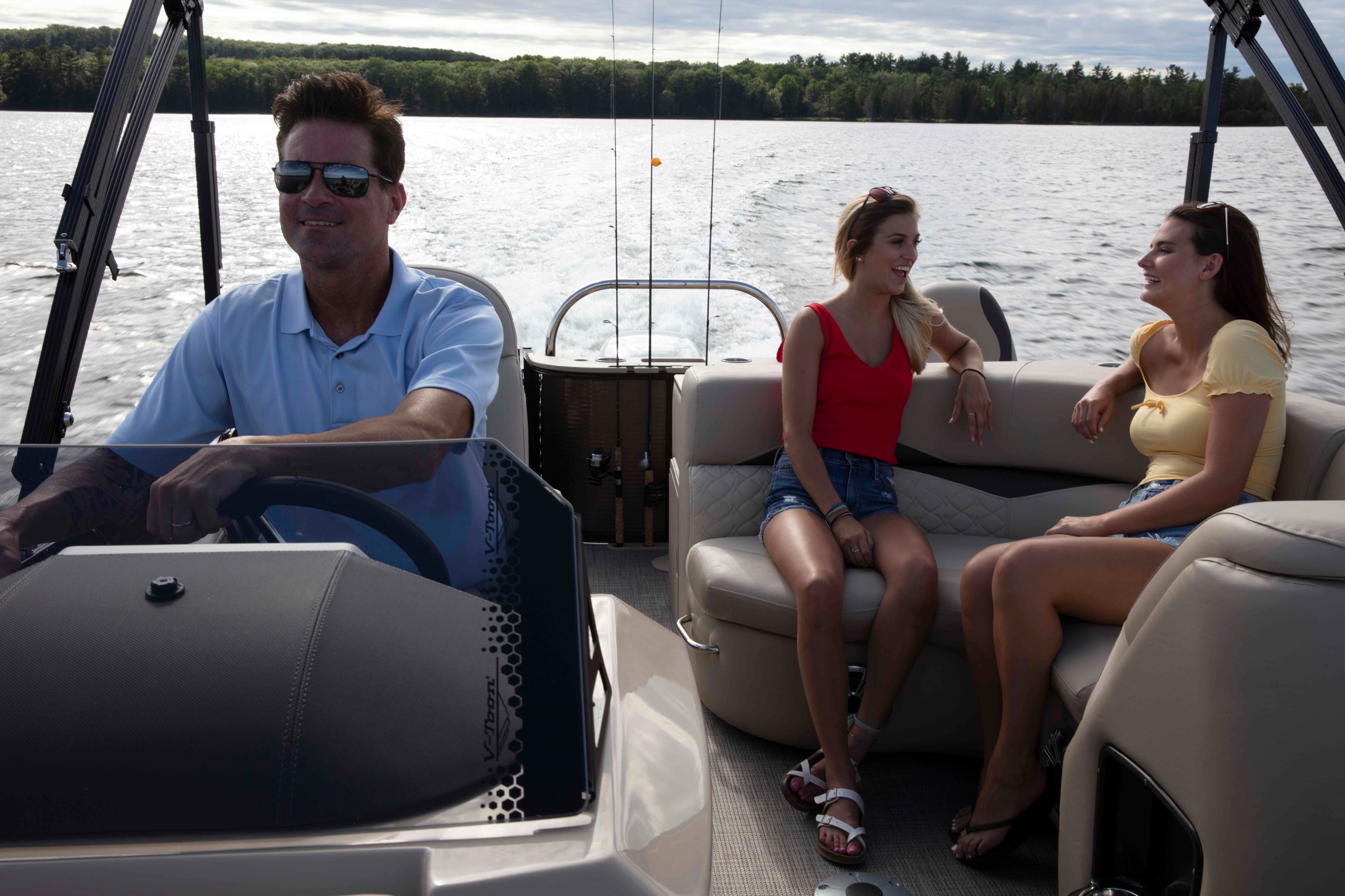 Porte-cannes sur un bateau ponton Manitou Encore Pro Angler