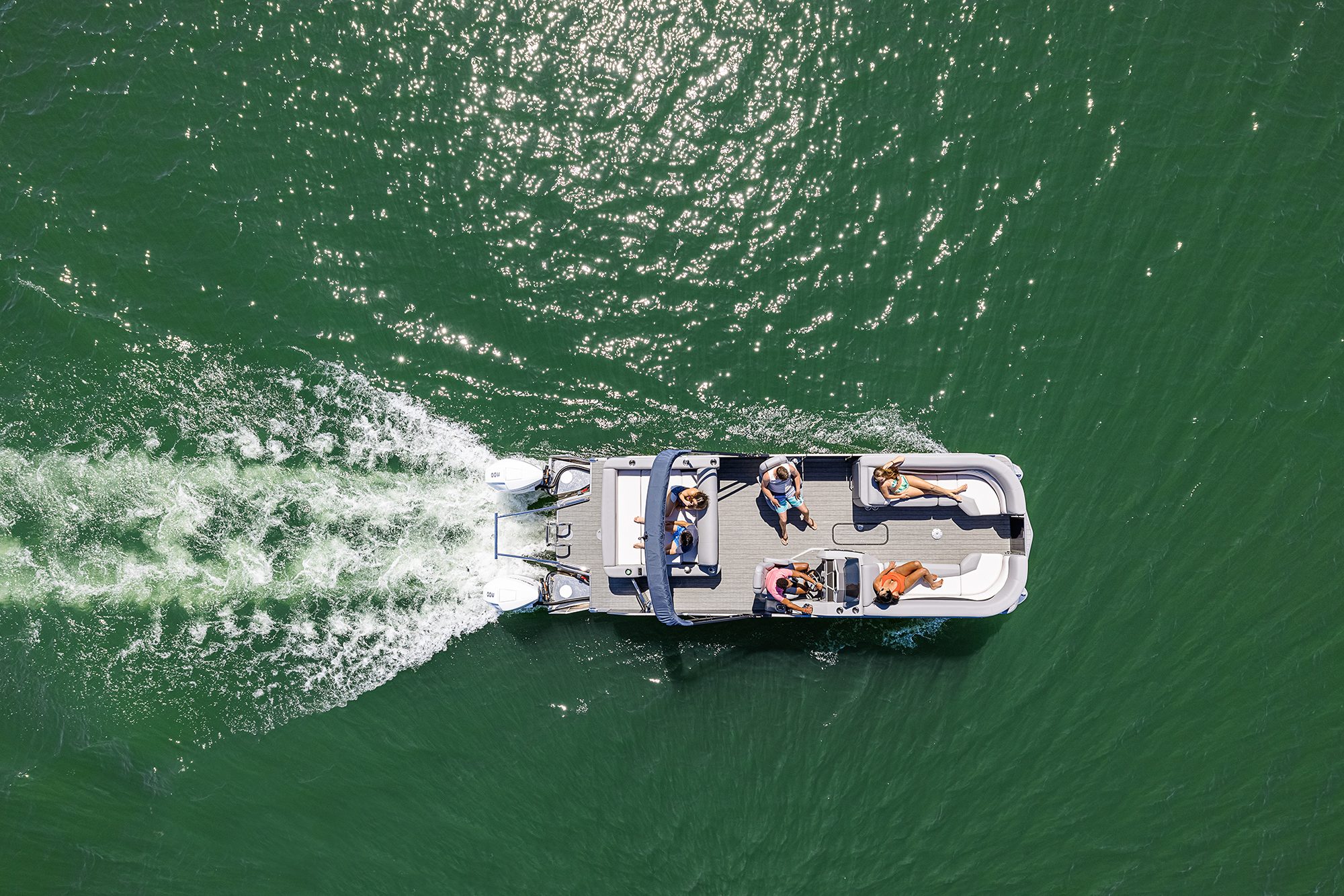 Bateau ponton Manitou Encore sur un lac