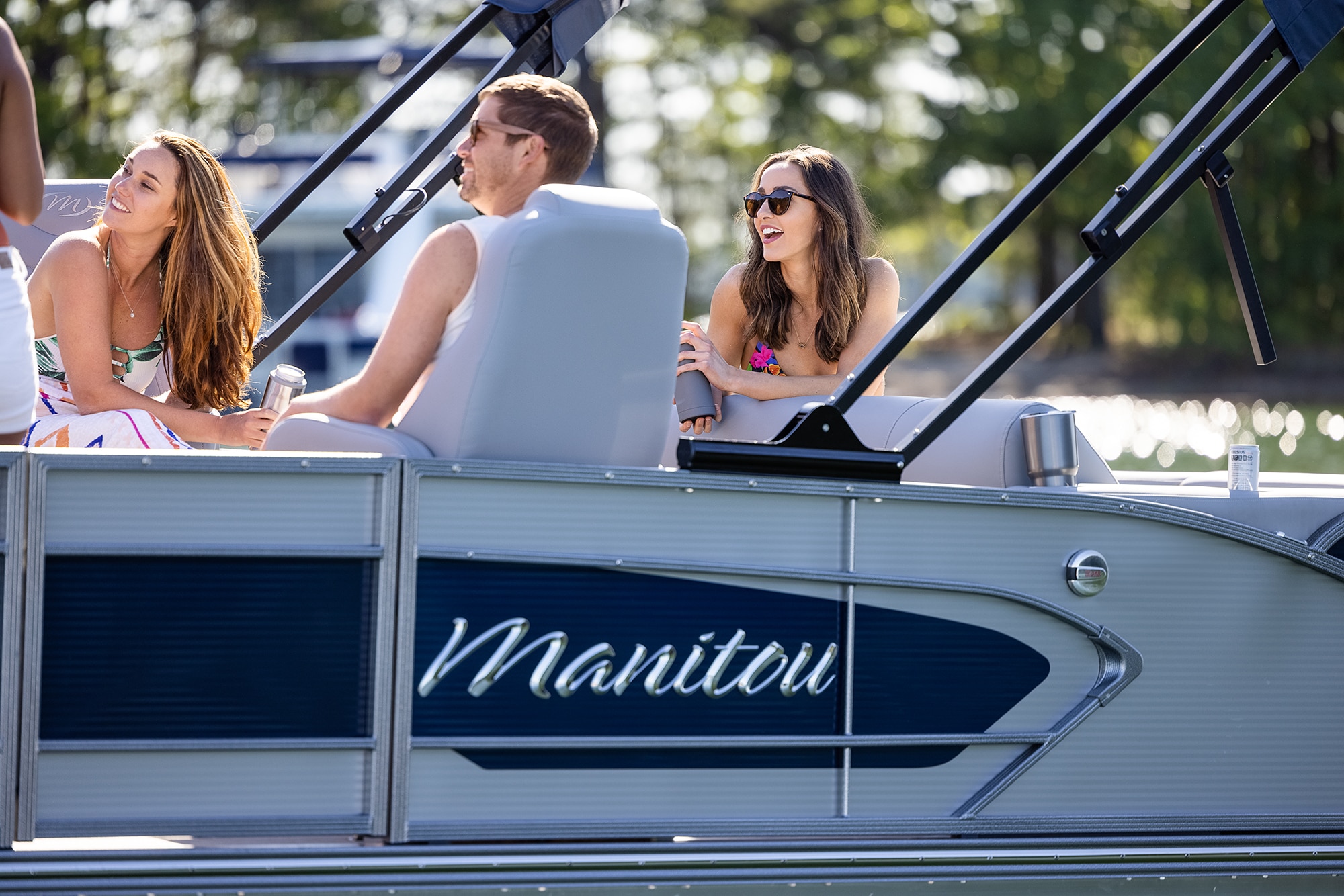 Vie sur un bateau ponton Manitou Encore