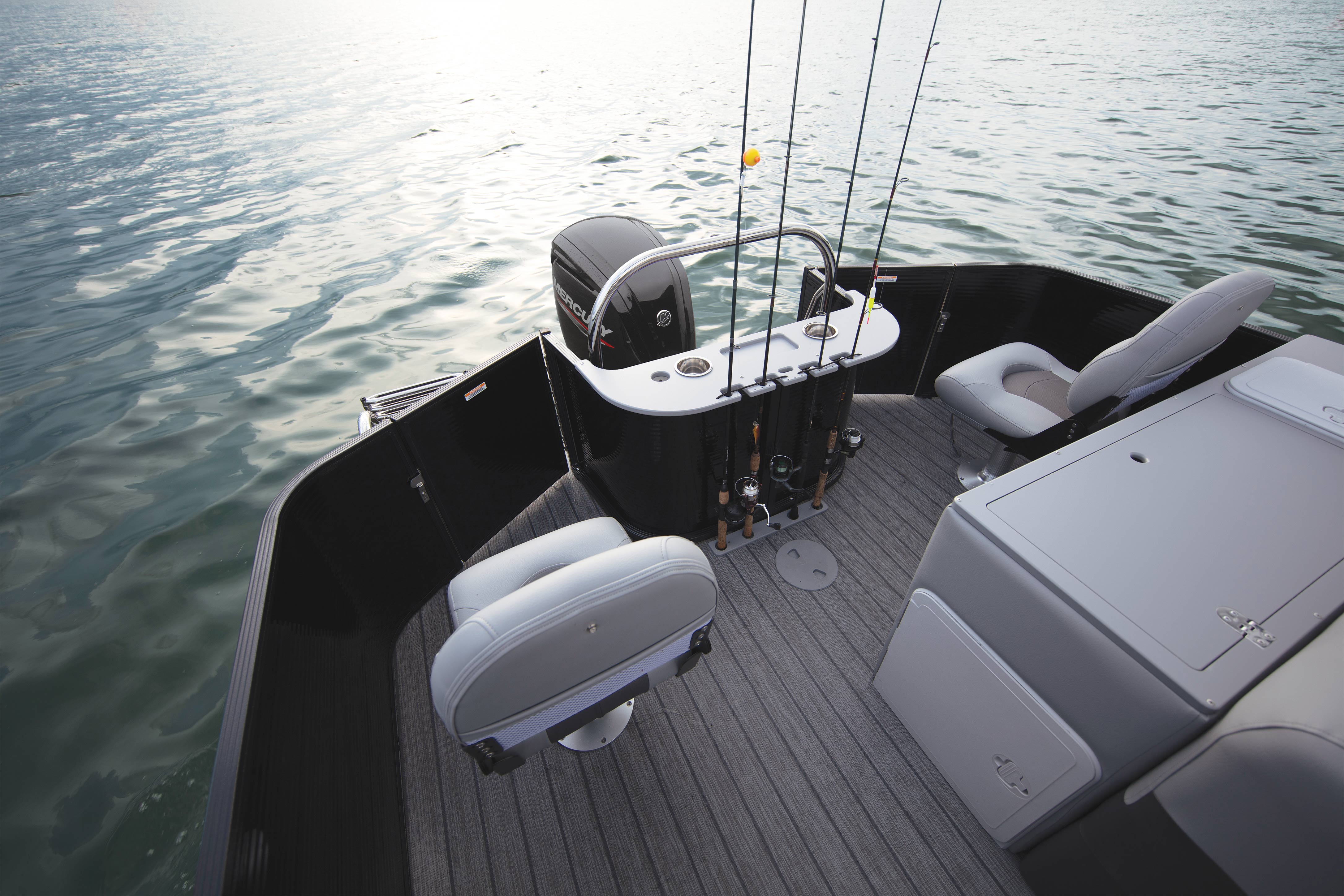 Porte-cannes sur un bateau ponton Manitou Oasis Angler