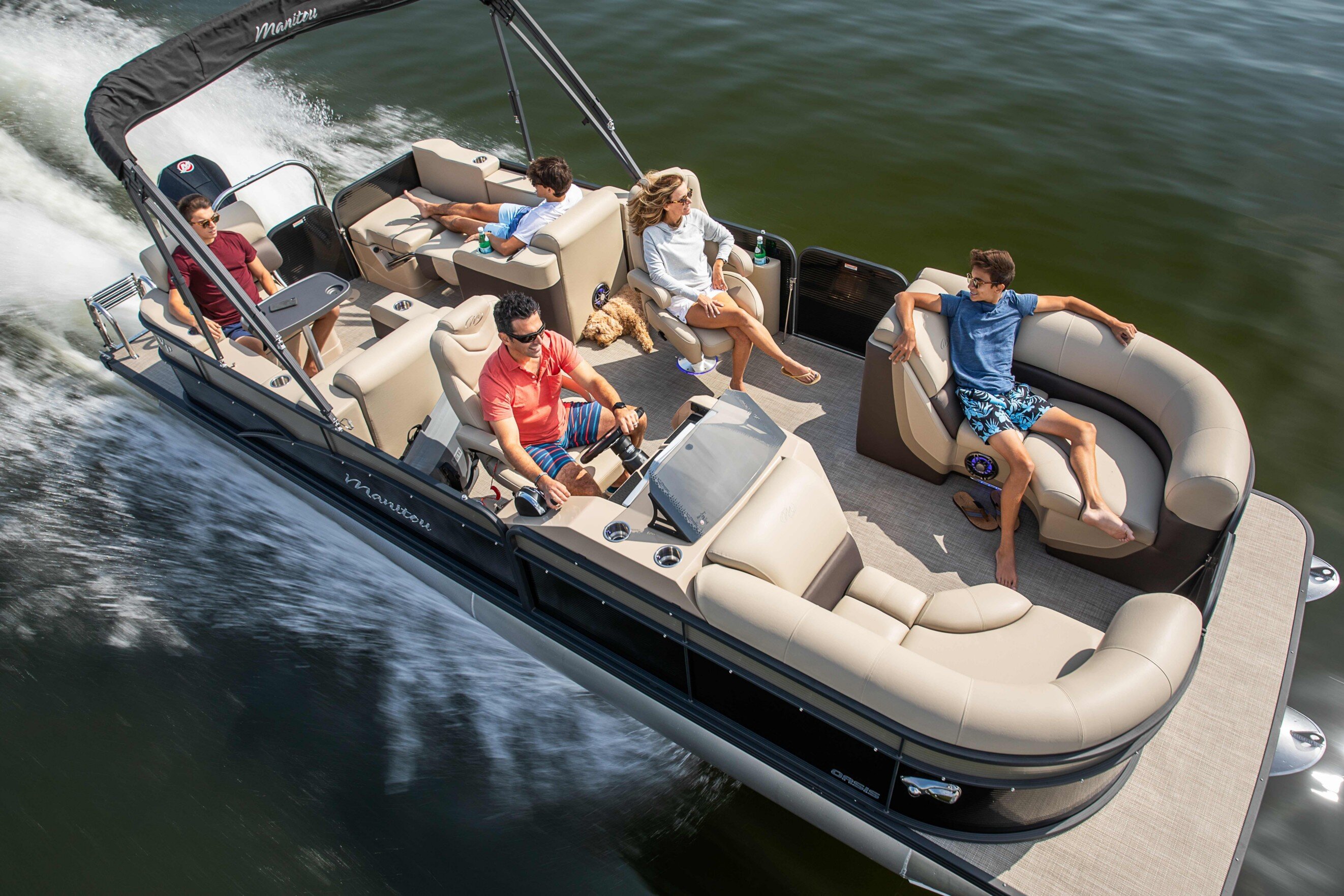 Croisière en famille sur un bateau ponton Manitou Oasis