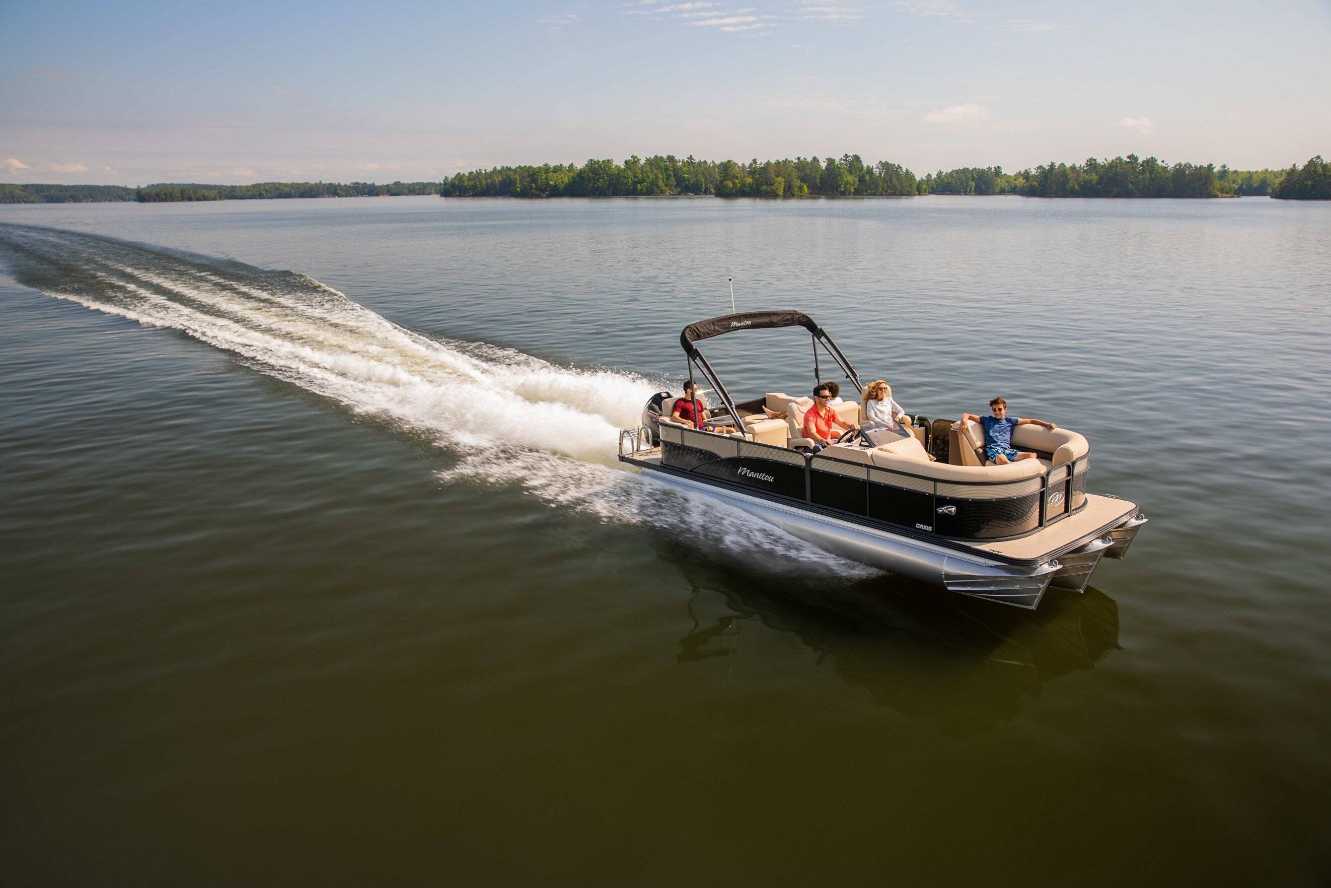 Bateau ponton Manitou Oasis en croisière sur un lac