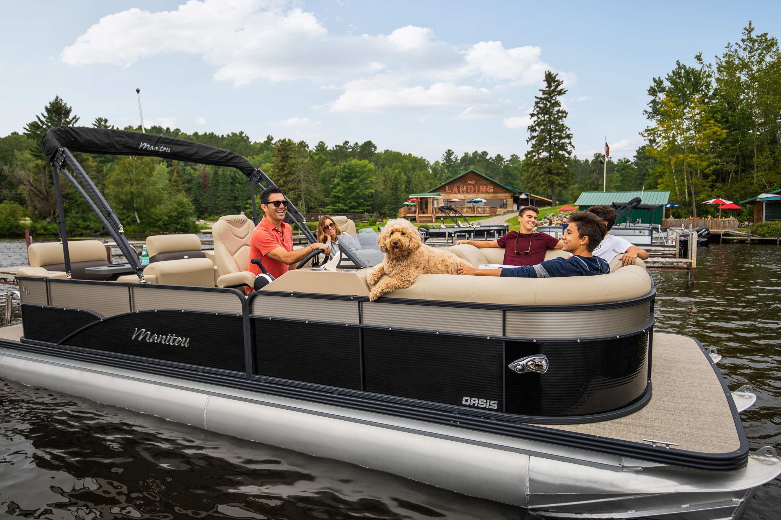 Bateau ponton Manitou Oasis accostant sur un lac