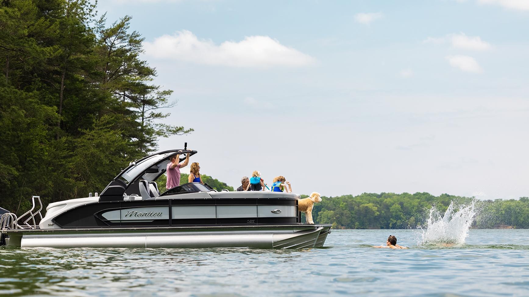 Famille profitant des plaisirs aquatiques avec leur ponton Manitou