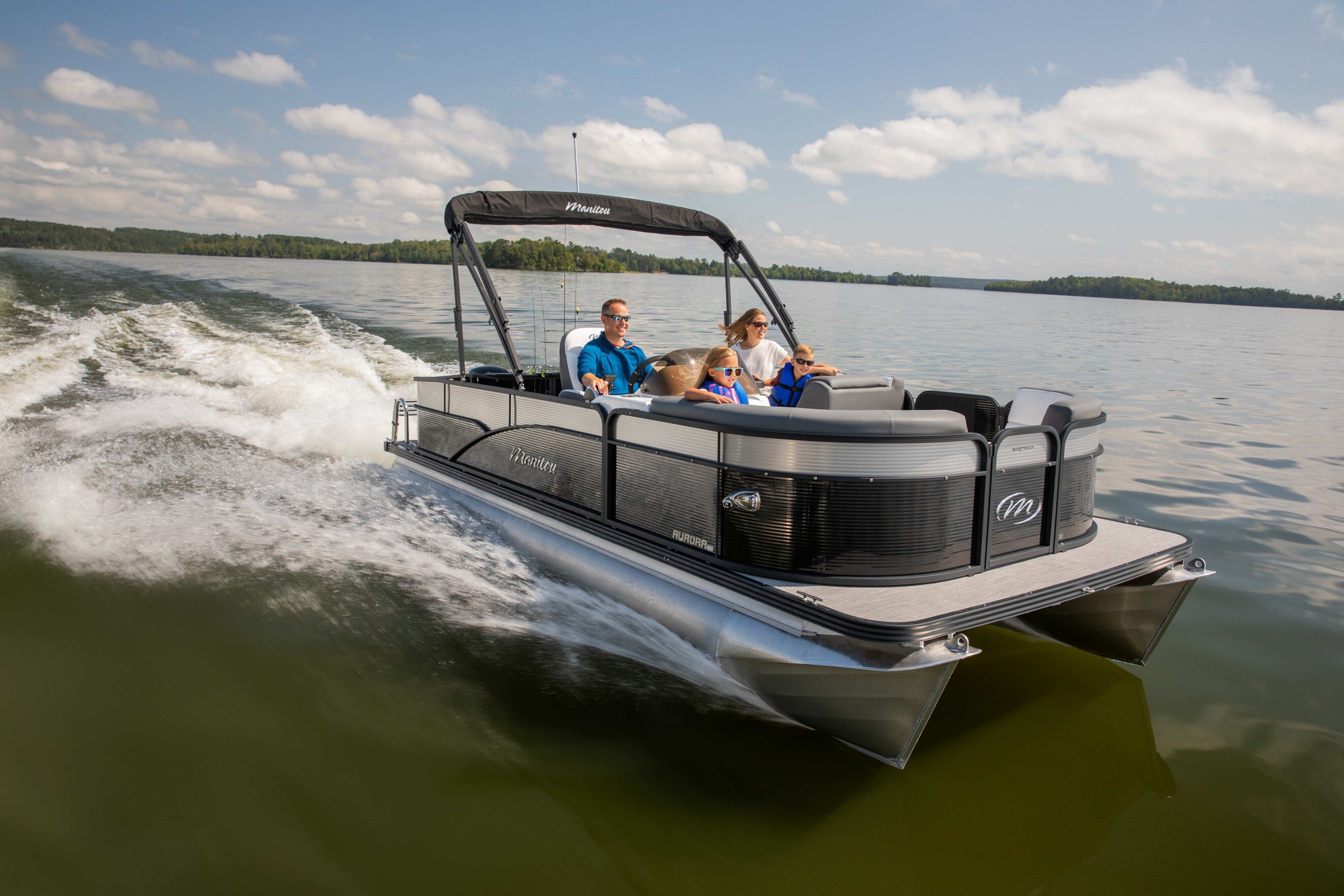 Bateau ponton Manitou Aurora Angler en croisière sur un lac