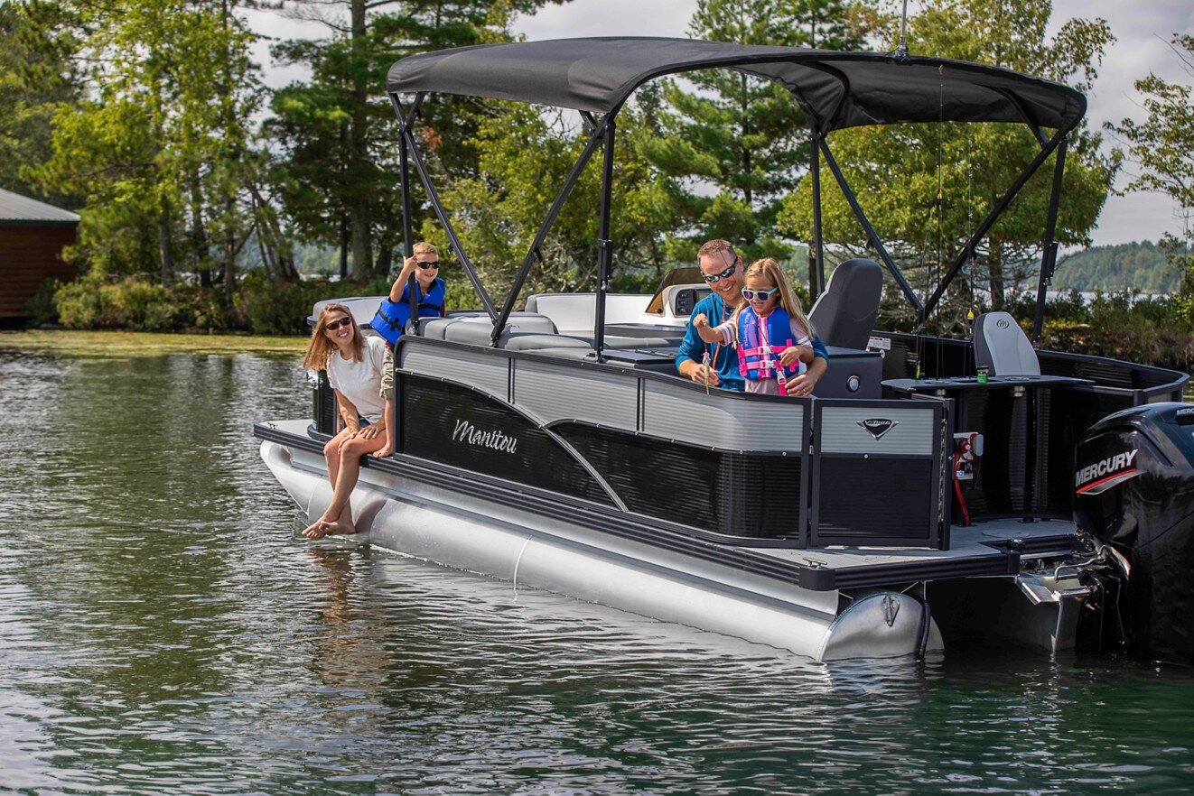 Pêche en famille sur un bateau ponton Manitou Aurora LE Angler