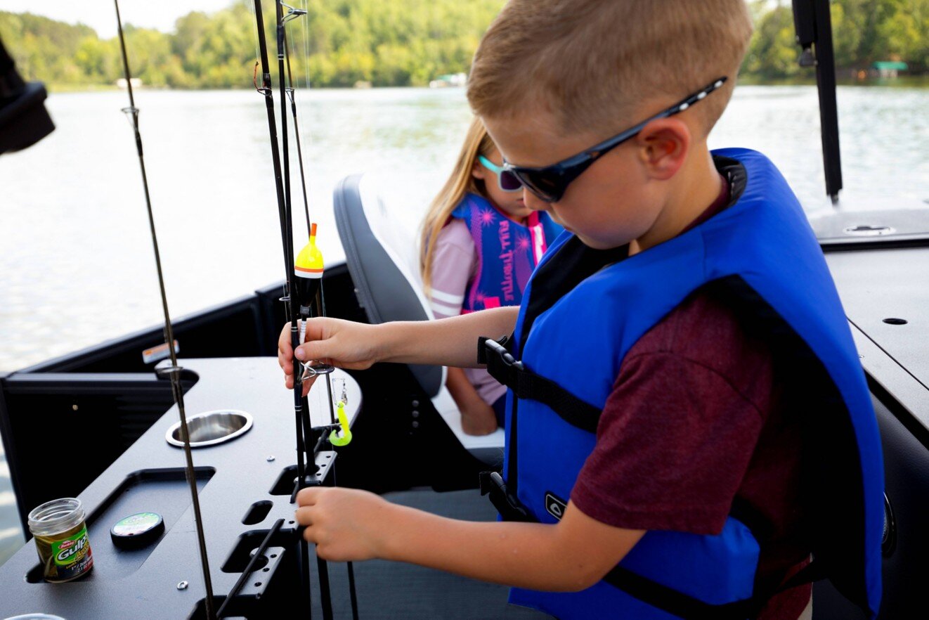 Garçon utilisant le porte-canne Manitou Aurora Angler