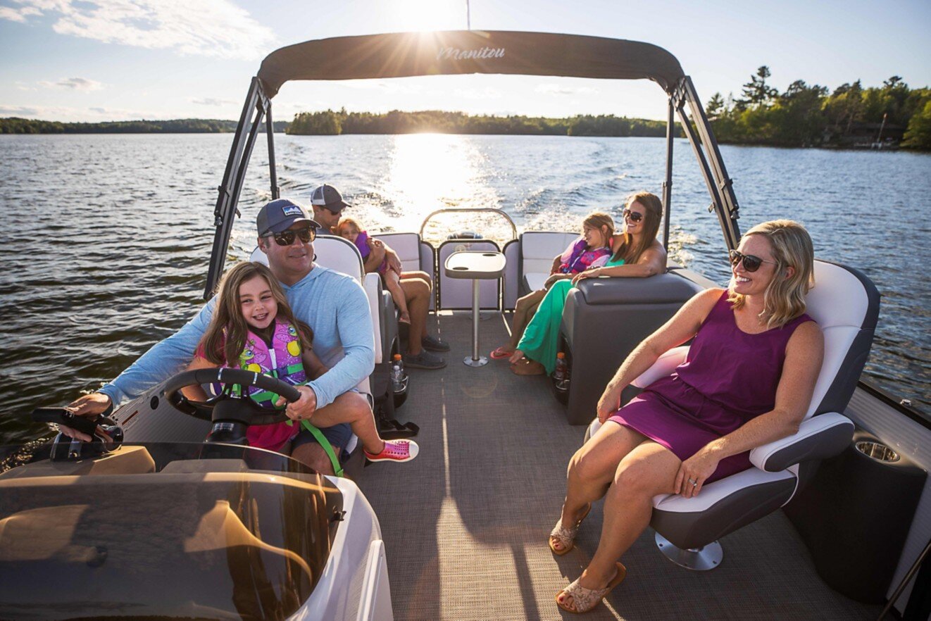 Croisière familiale sur le ponton Manitou Aurora LE 