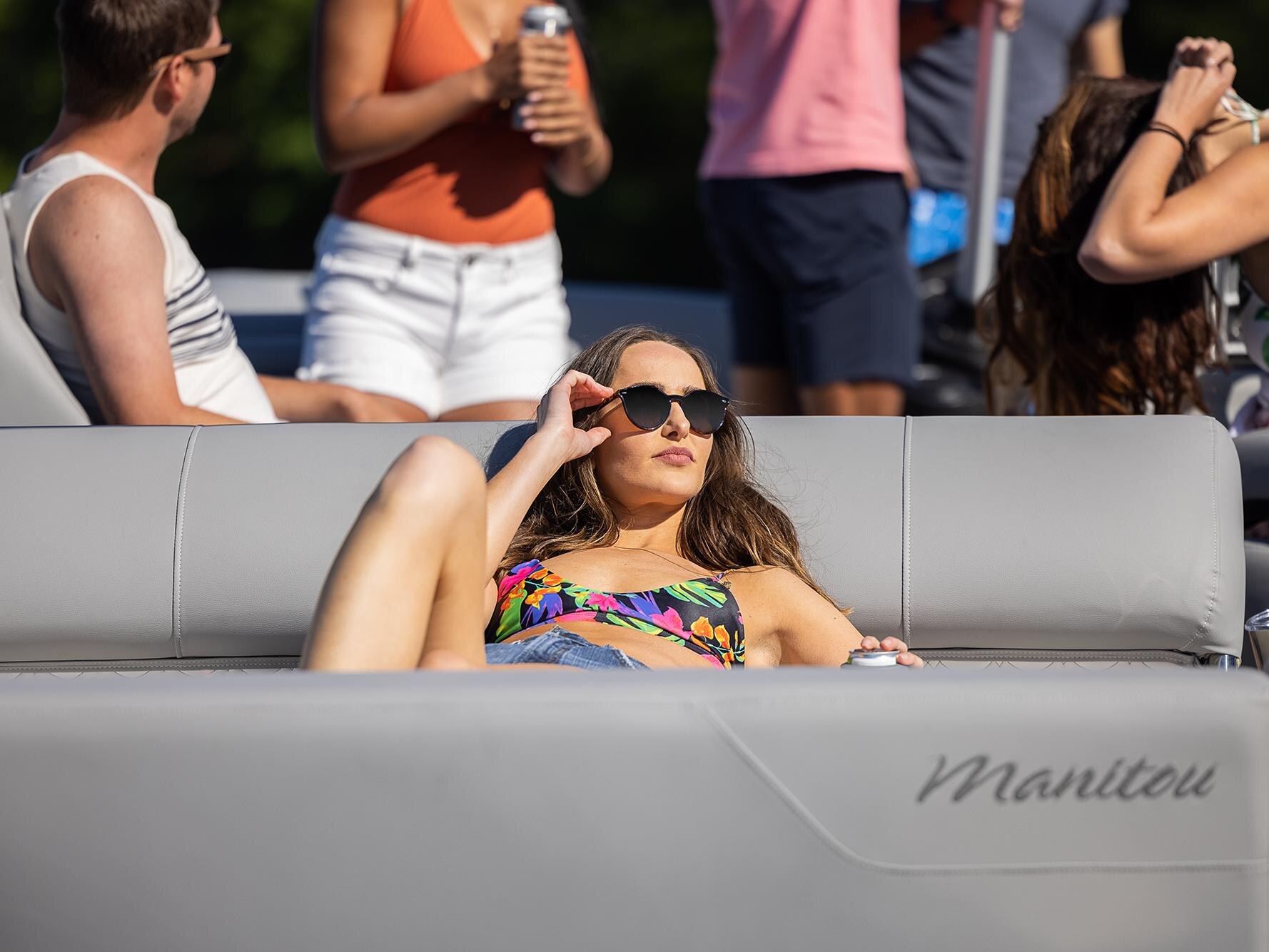 Amis s'amusant sur un bateau ponton Manitou