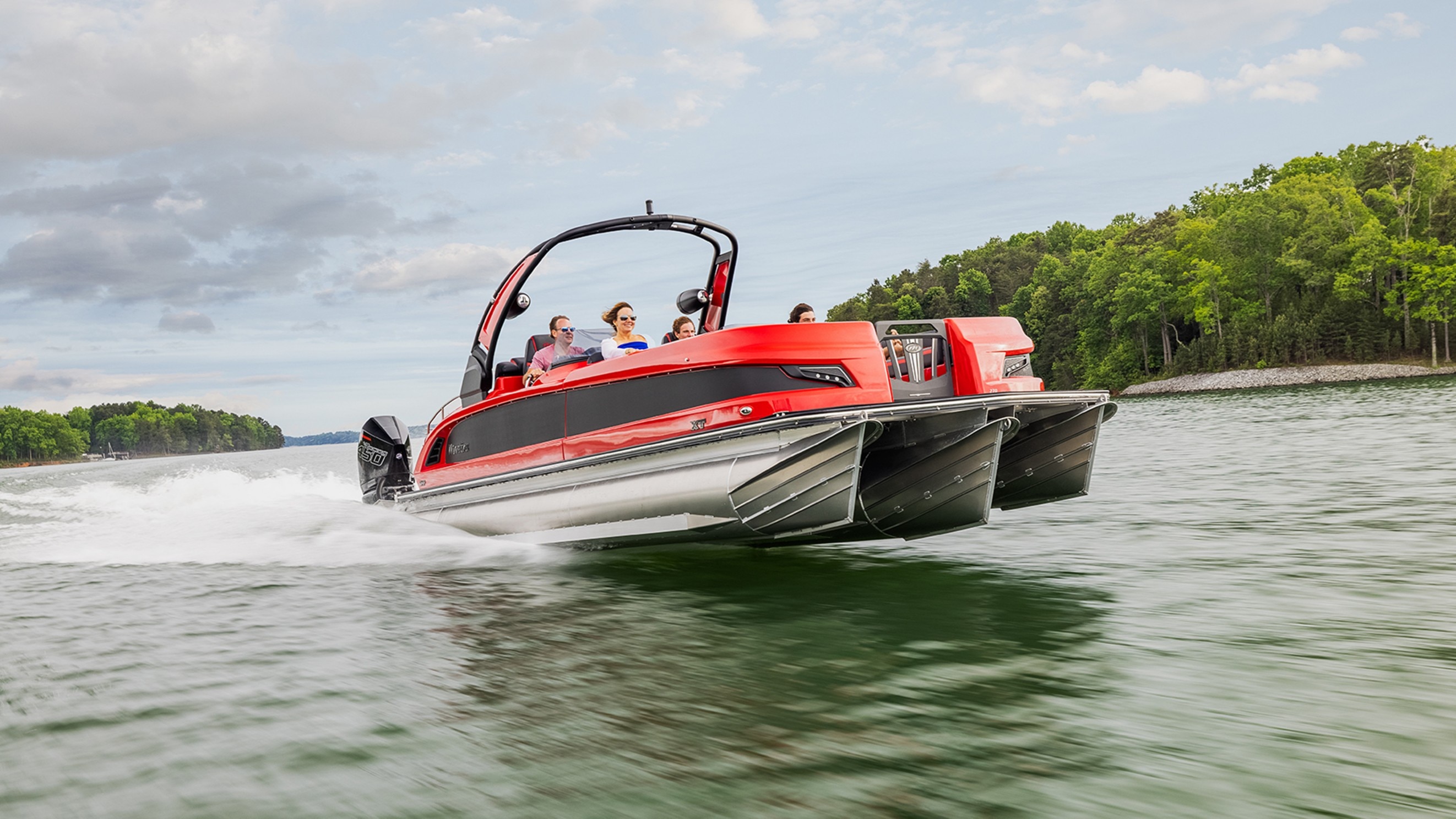 Bateau ponton de luxe Manitou se déplaçant rapidement sur l'eau