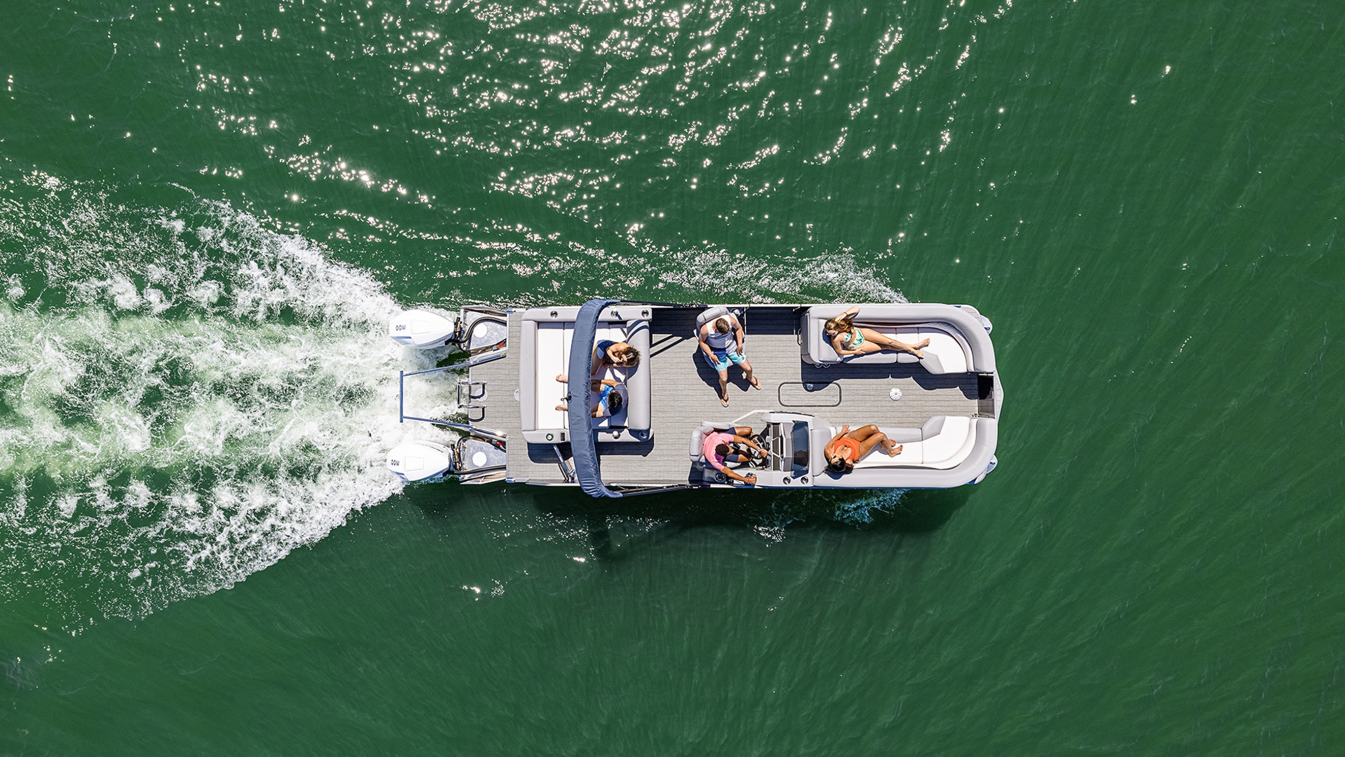 Vue de dessus d'amis dans un bateau ponton Manitou