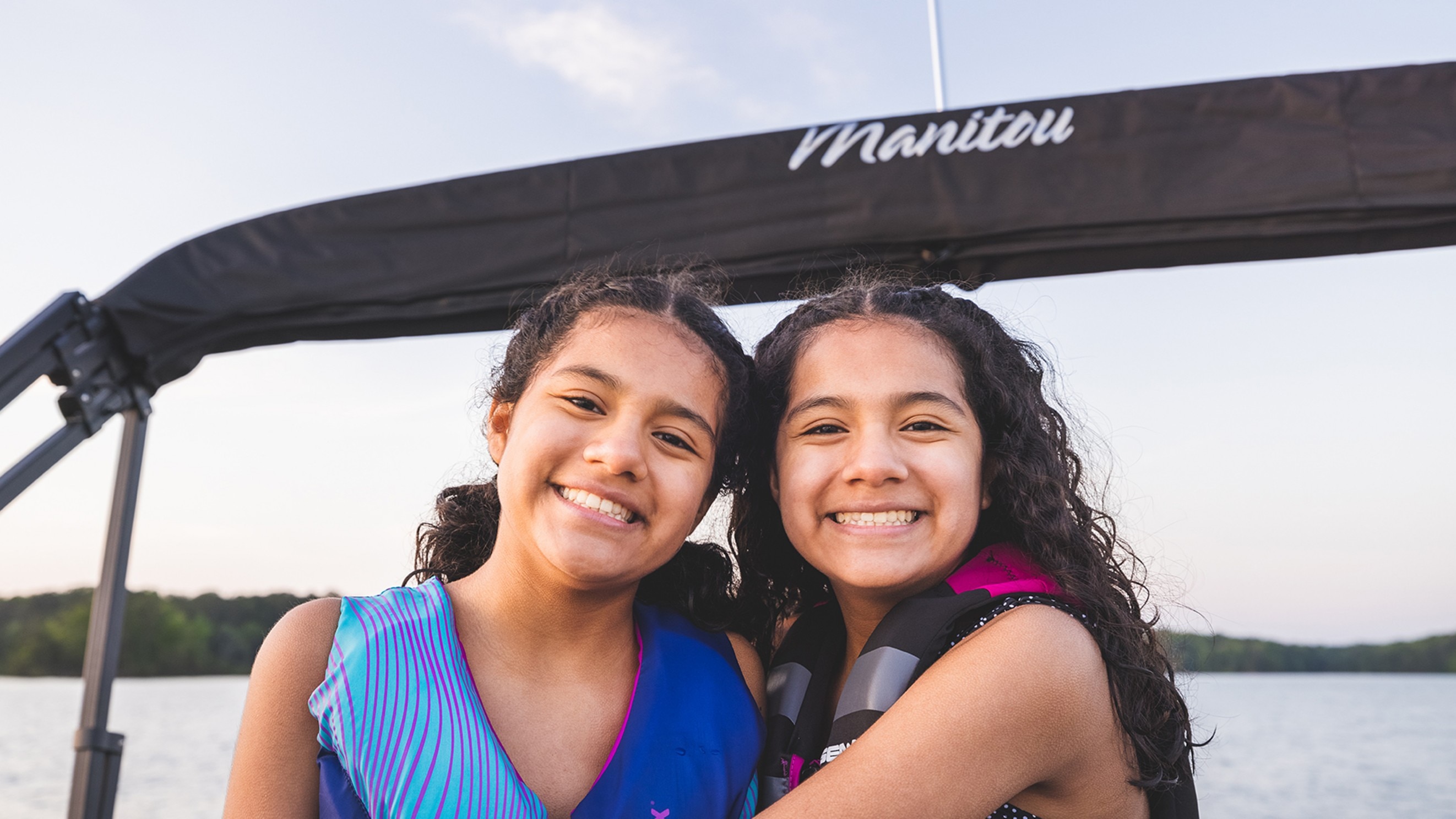 2 filles profitant d'un moment de plaisir avec leur bateau ponton Manitou