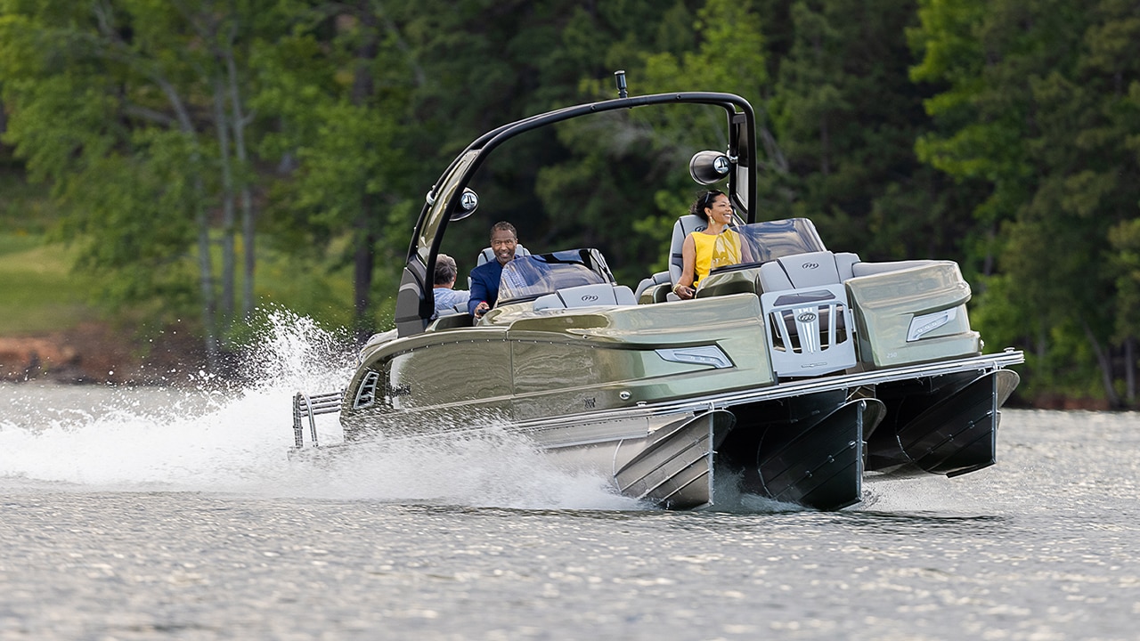 Famille profitant d'une excursion en ponton Manitou