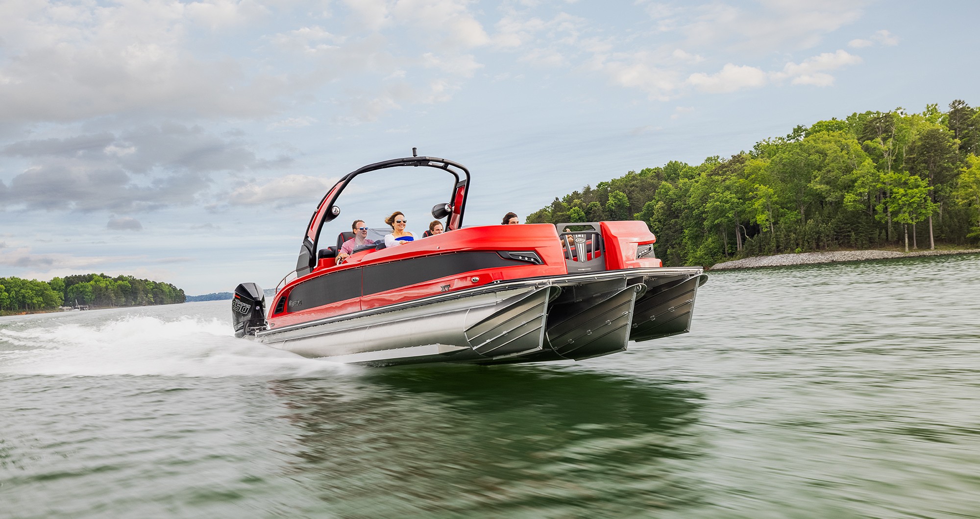 Bateau ponton Red Manitou XT 2022 à pleine vitesse