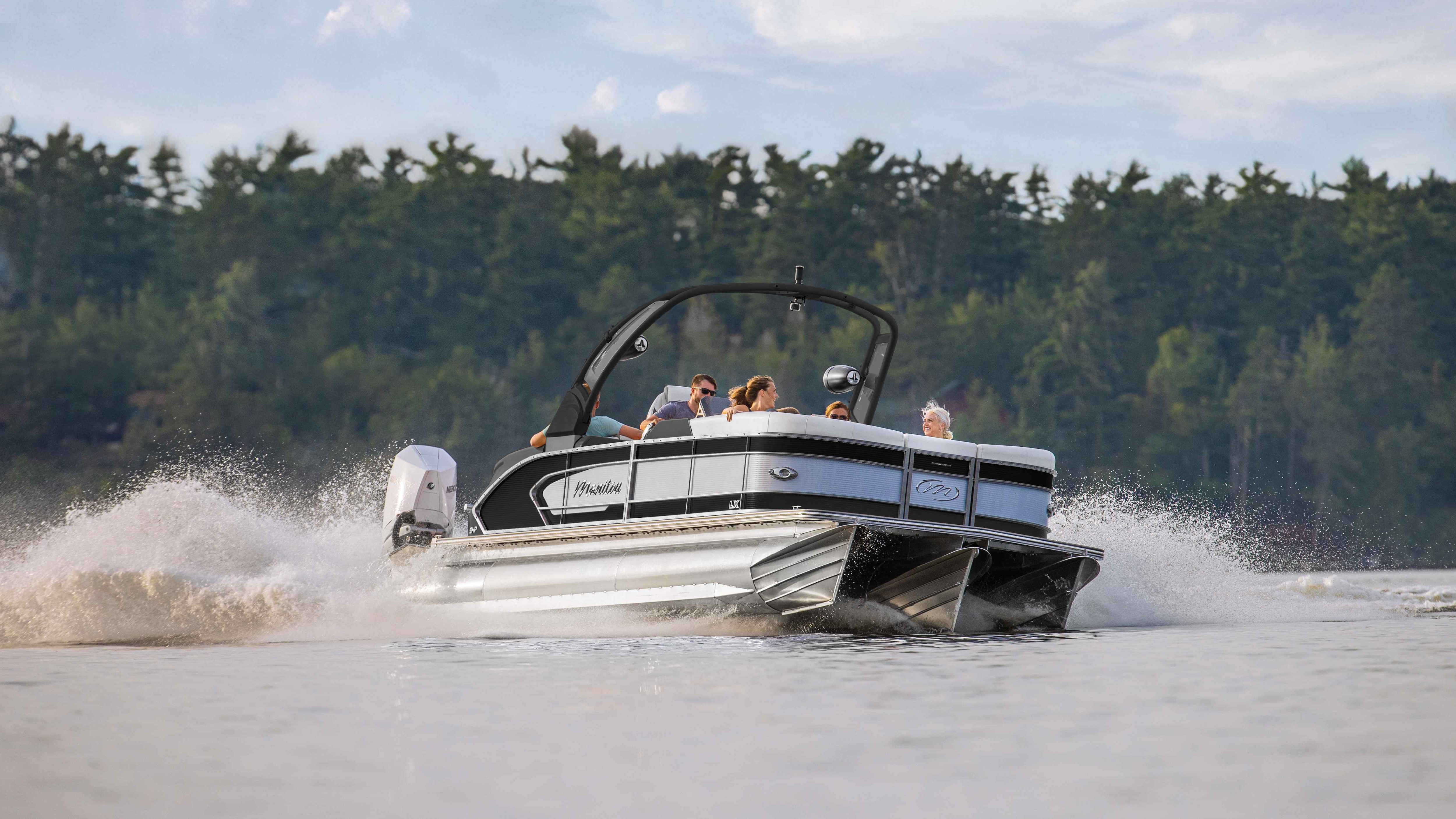 Bateau ponton Manitou LX 2022 qui navigue à pleine vitesse