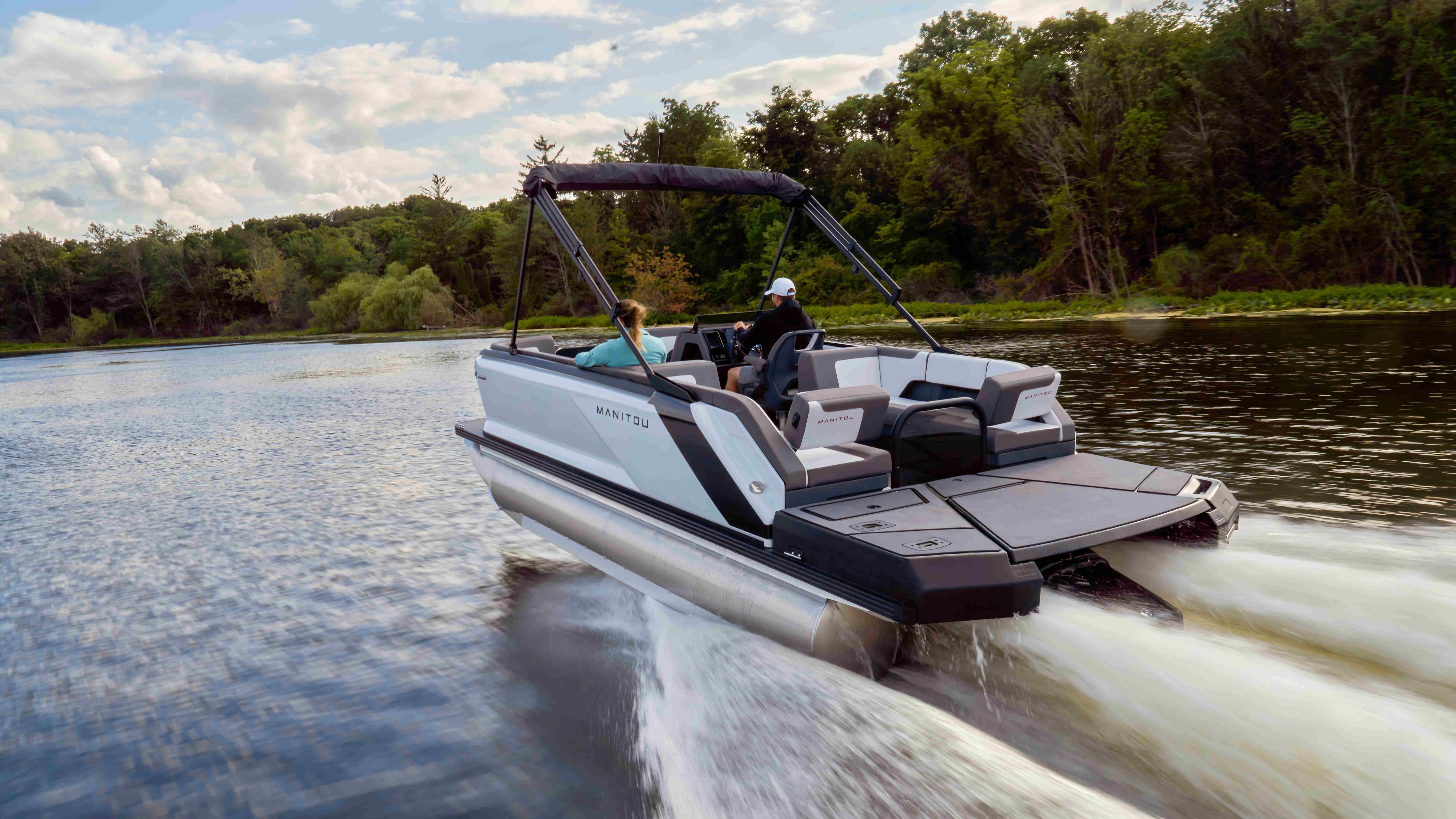 Ponton Manitou Cruise 2023 se promenant sur un lac