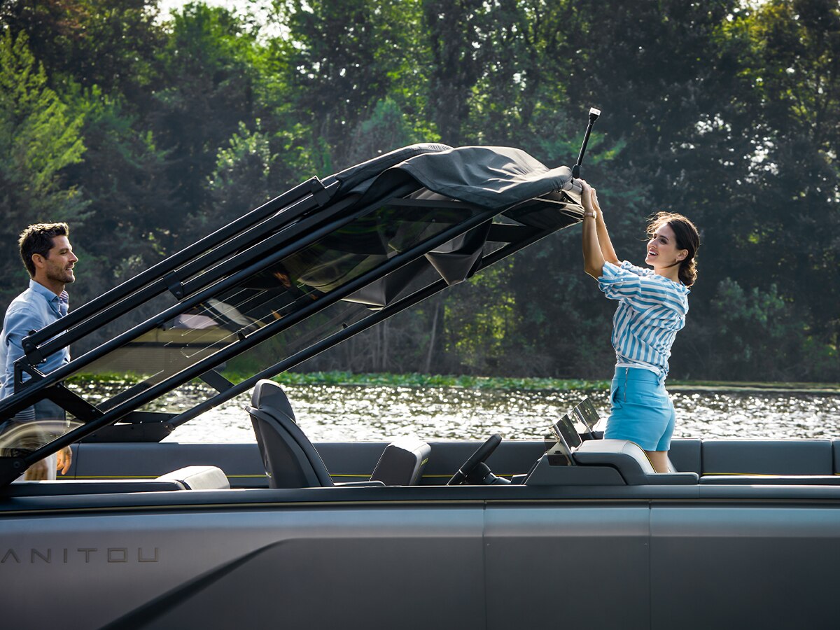 Utilisation d'un Bimini sur un ponton Manitou Explore 2023