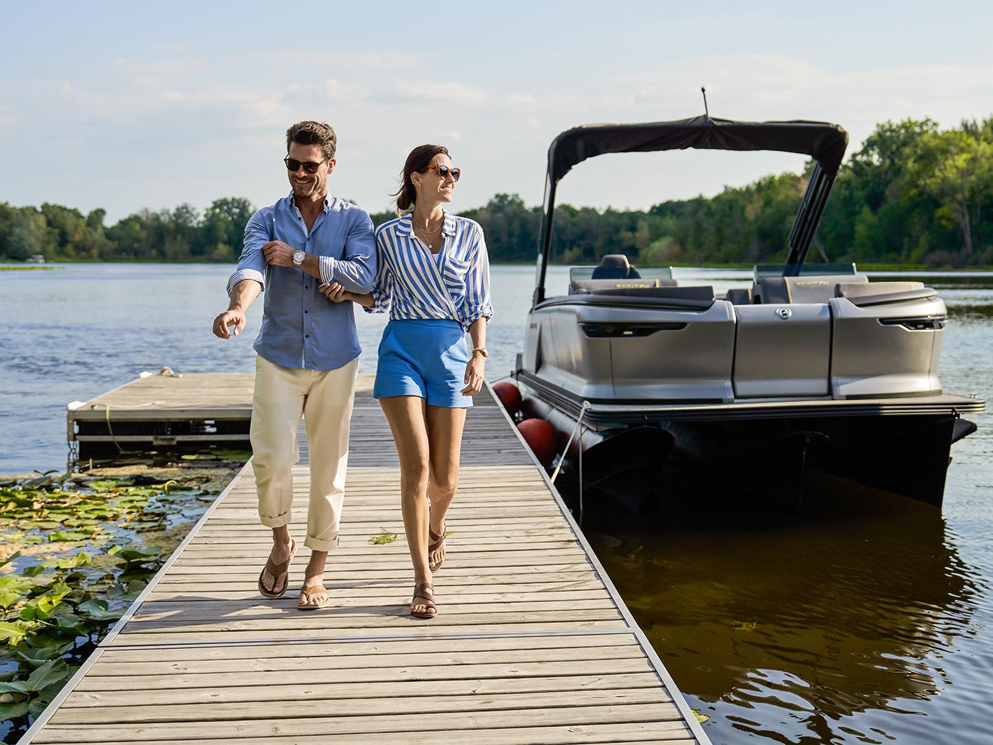 Personnes profitant de leur bateau ponton Manitou
