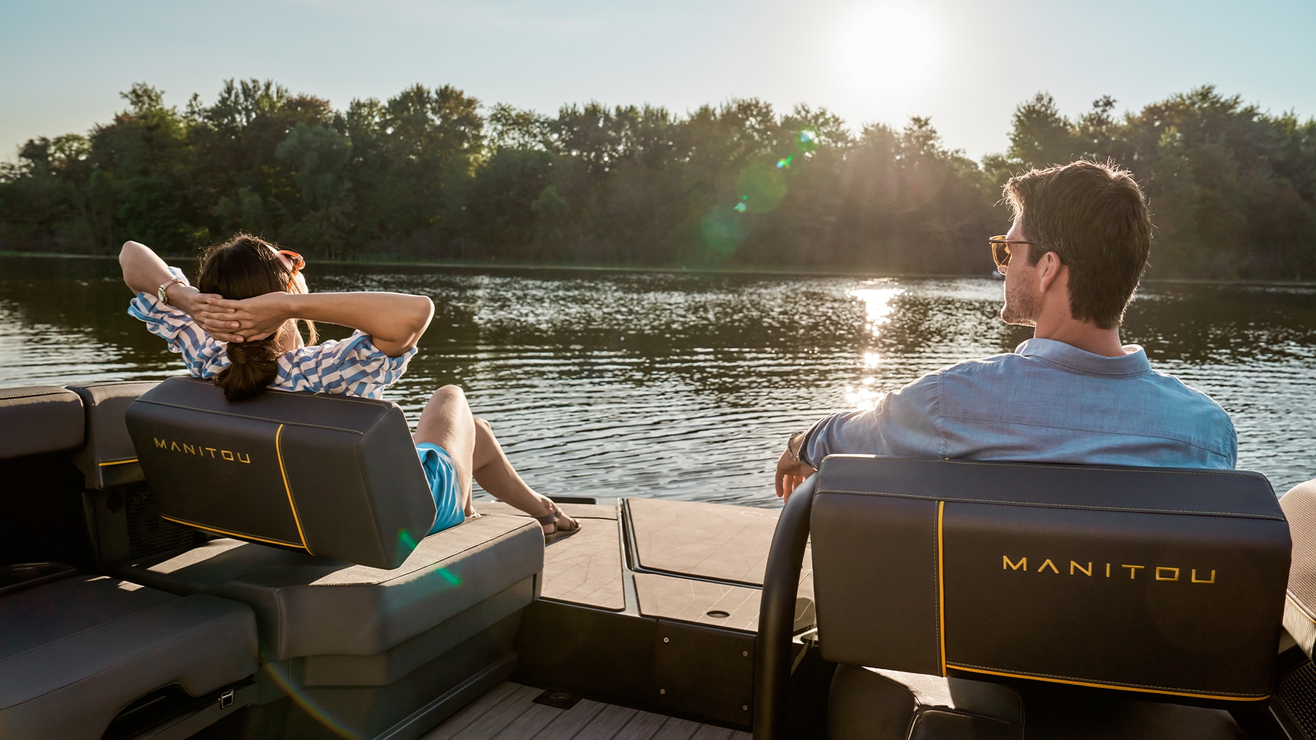 Des gens qui profite de la tranquilité à bord du ponton Manitou Explore 2023