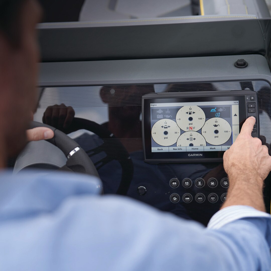 Man using the screen of his Manitou Pontoon boat