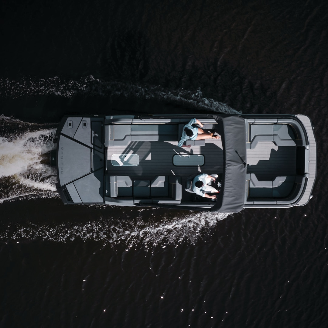 Vue de dessus du plan d'aménagement d'un bateau ponton Manitou