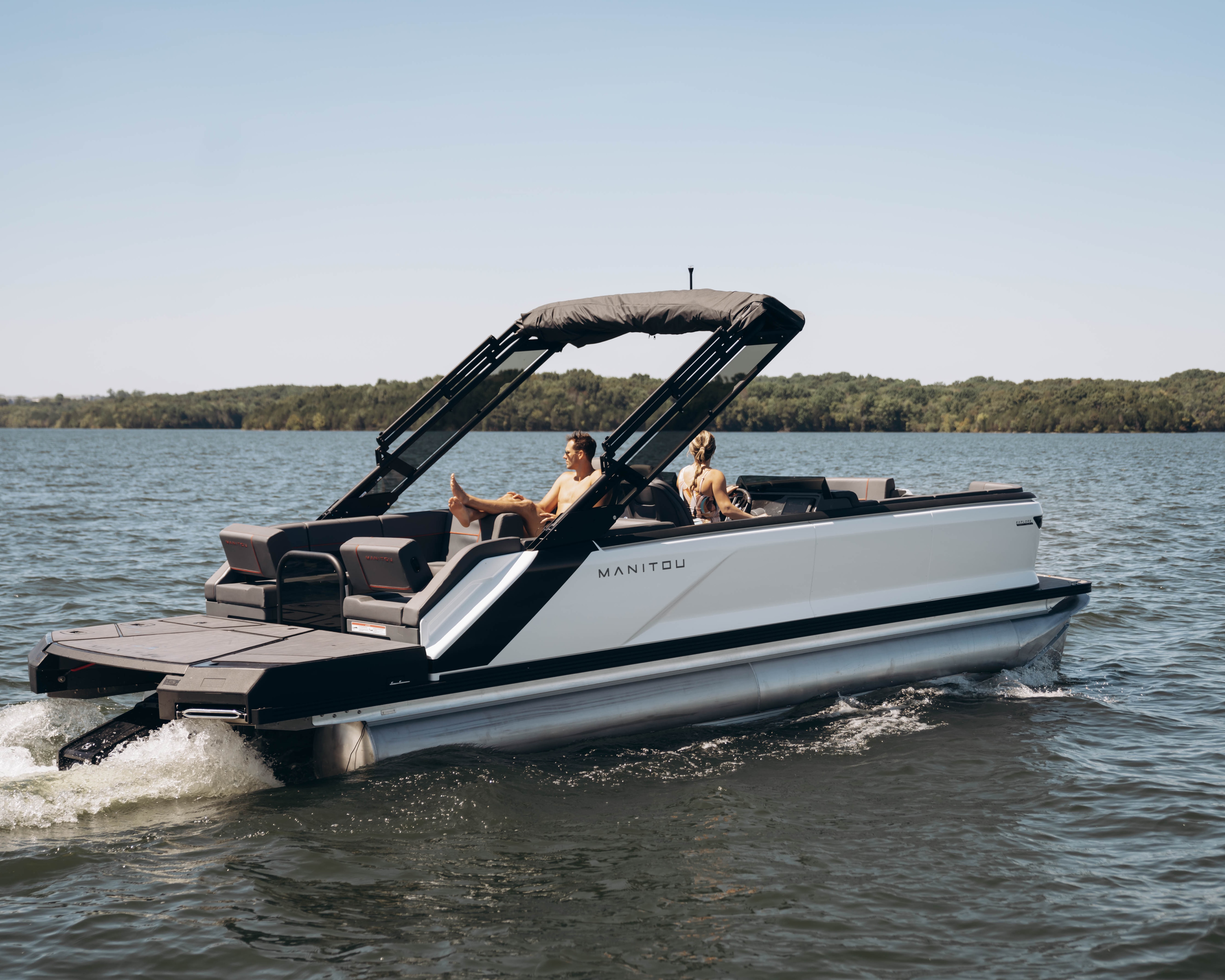 Vue latérale d'un bateau ponton Manitou Explore 2023