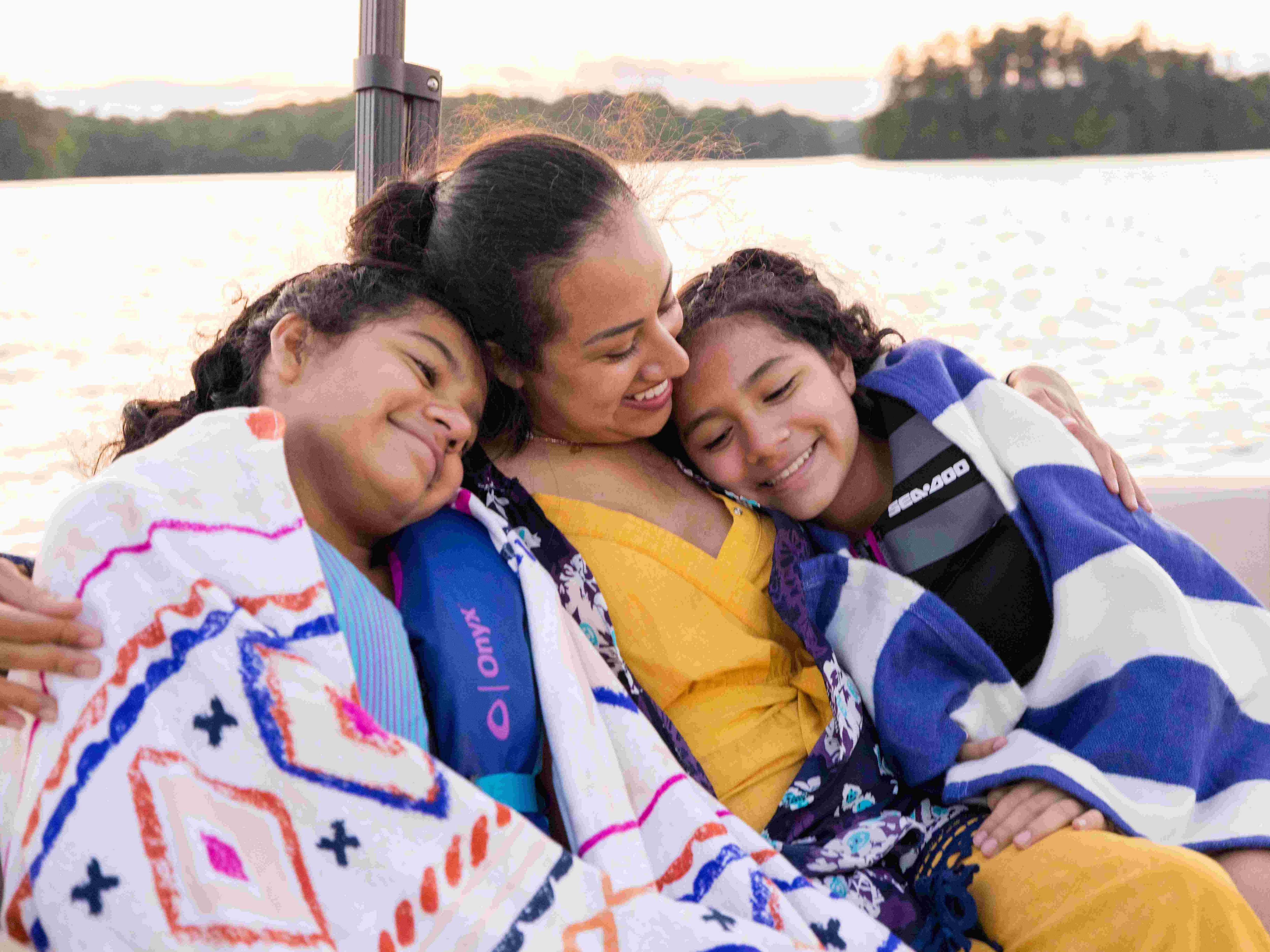 Famille profitant d'une journée de congé sur un bateau ponton Manitou 2023