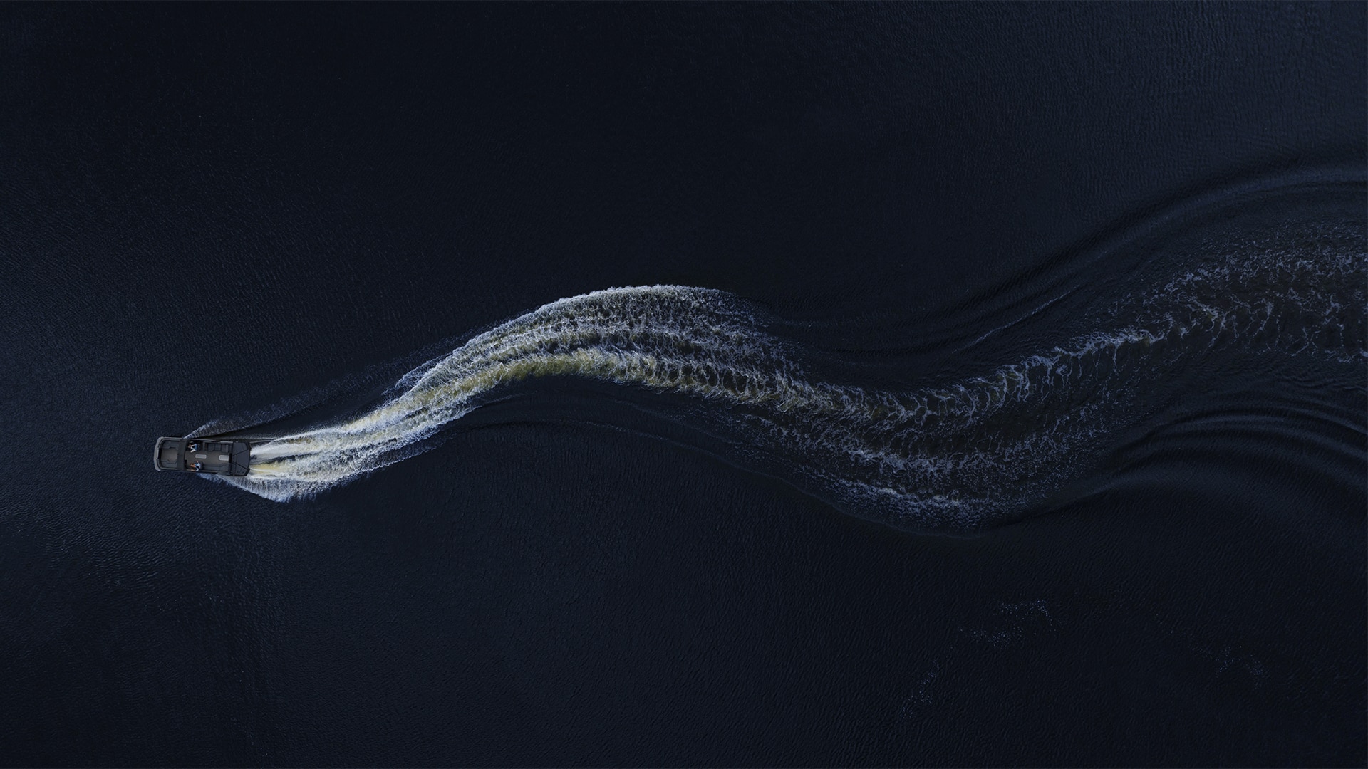 Prise de vue aérienne d'un Manitou Explore navigant sur l'eau