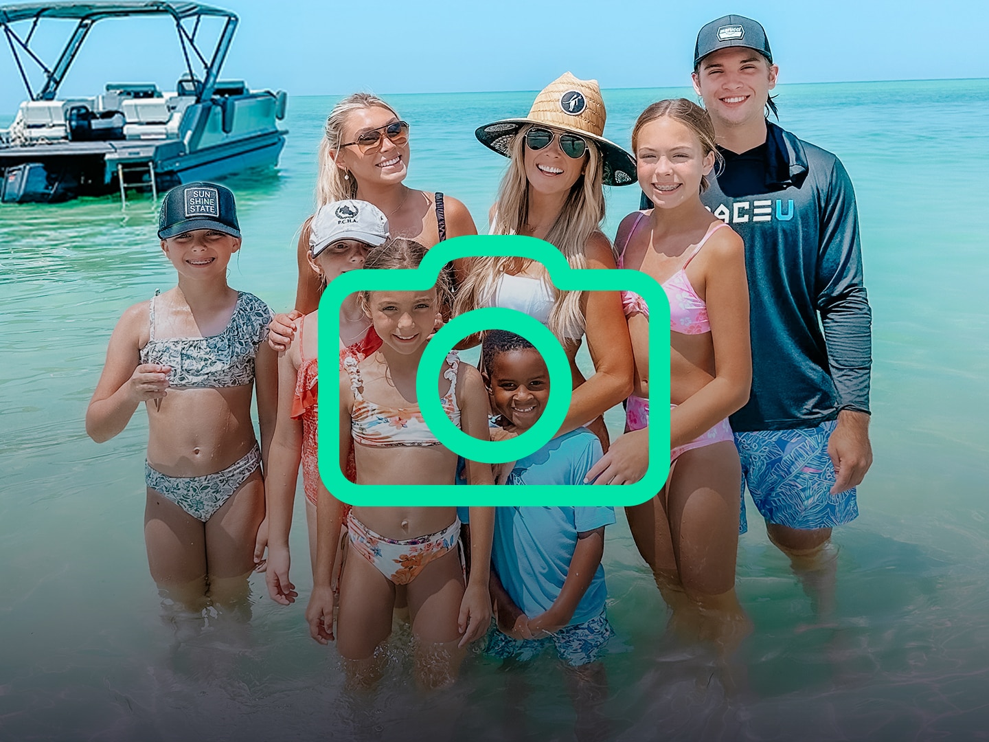 Famille qui pose avec un ponton Manitou en arrière-plan