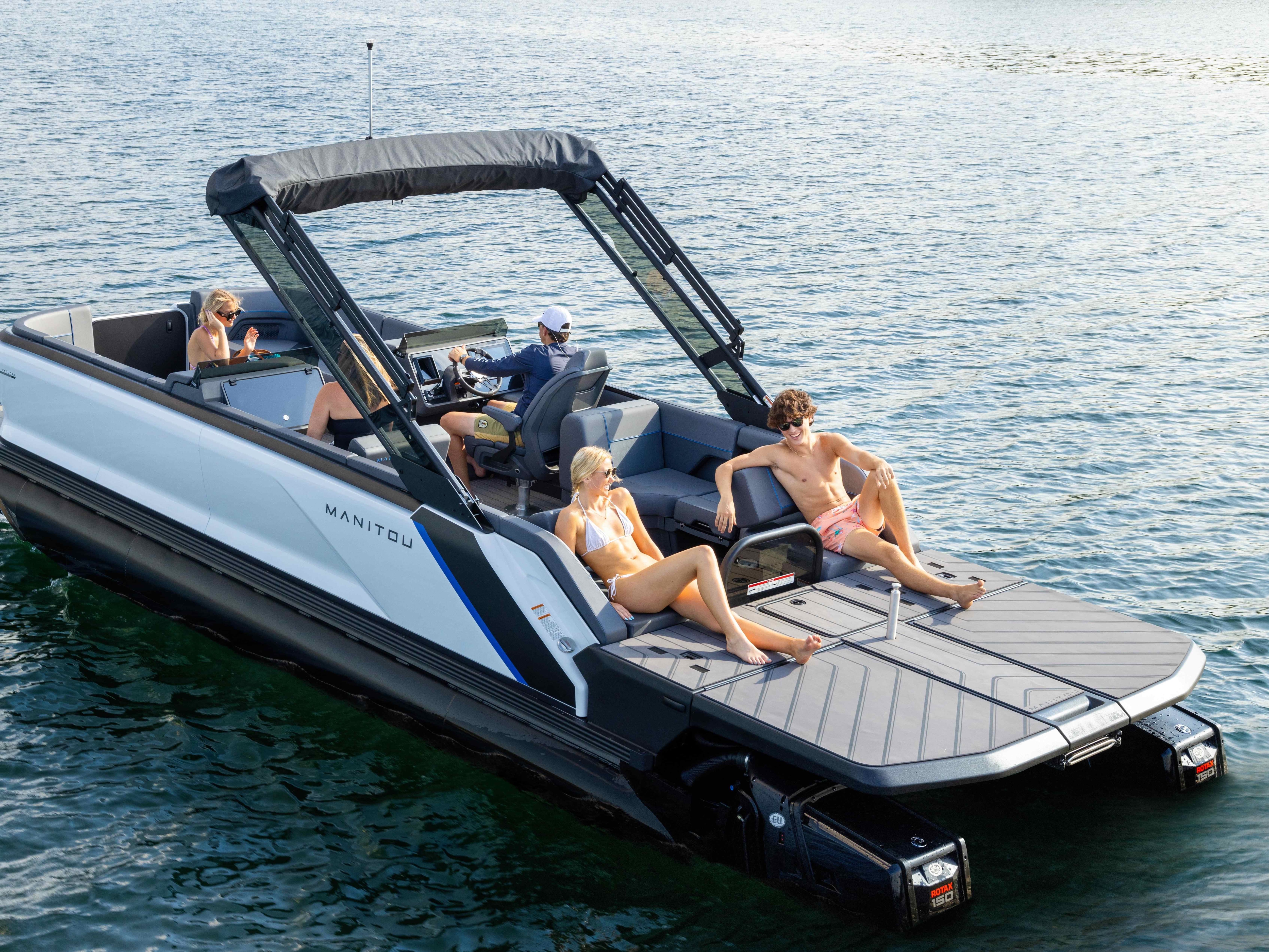 Friends hanging out on a Manitou Explore pontoon boat