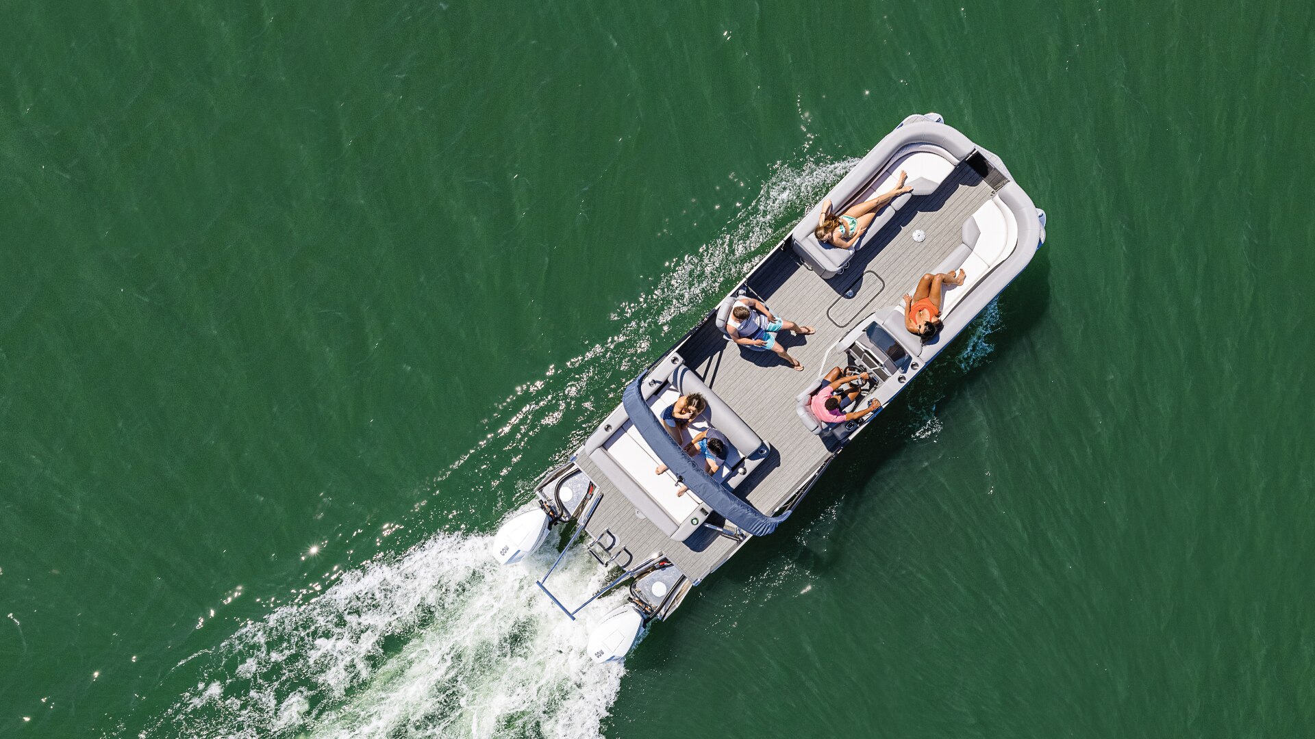 Group of friends relaxing on an Manitou Encore SL pontoon